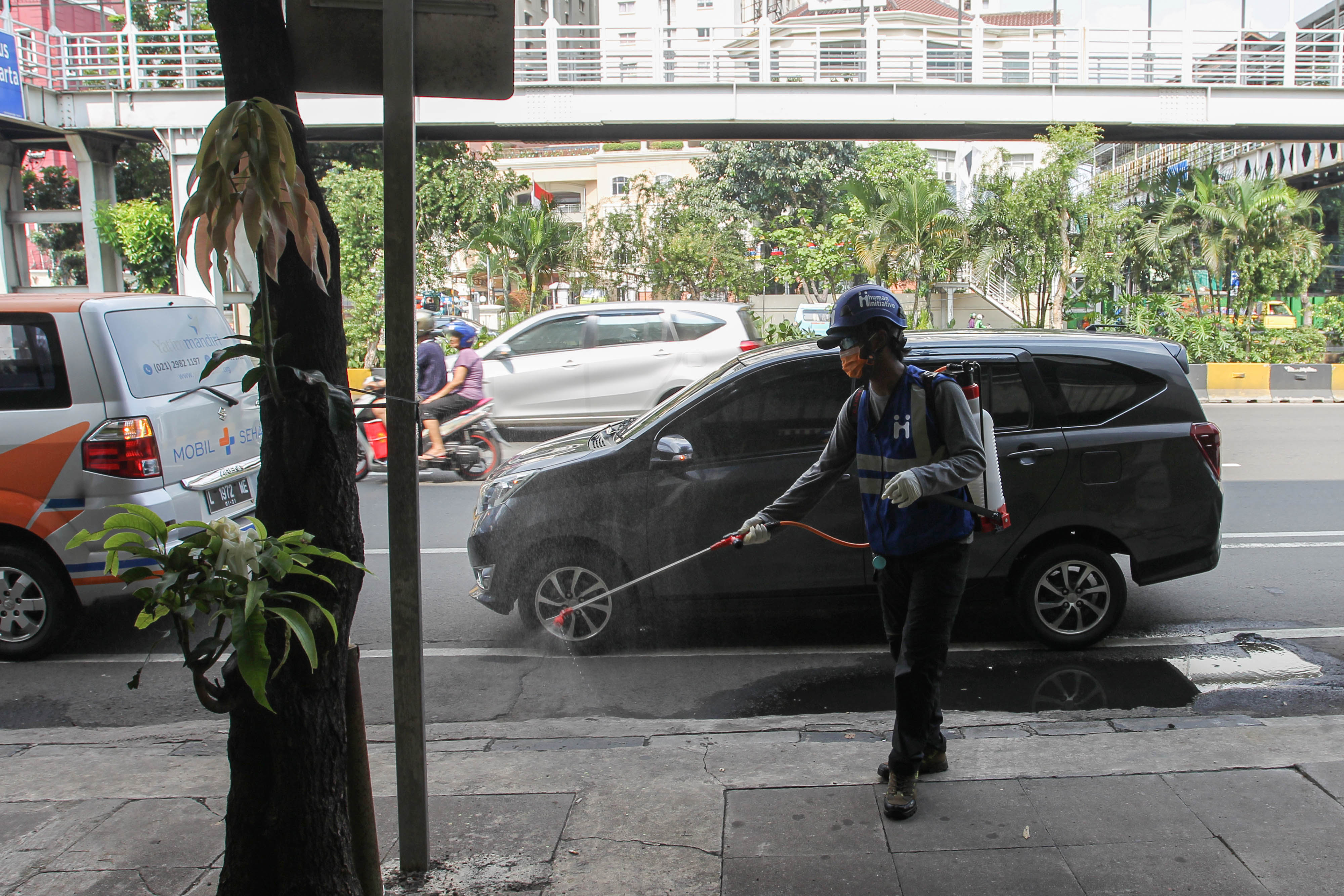 Penyemprotan Desinfektan di JPO