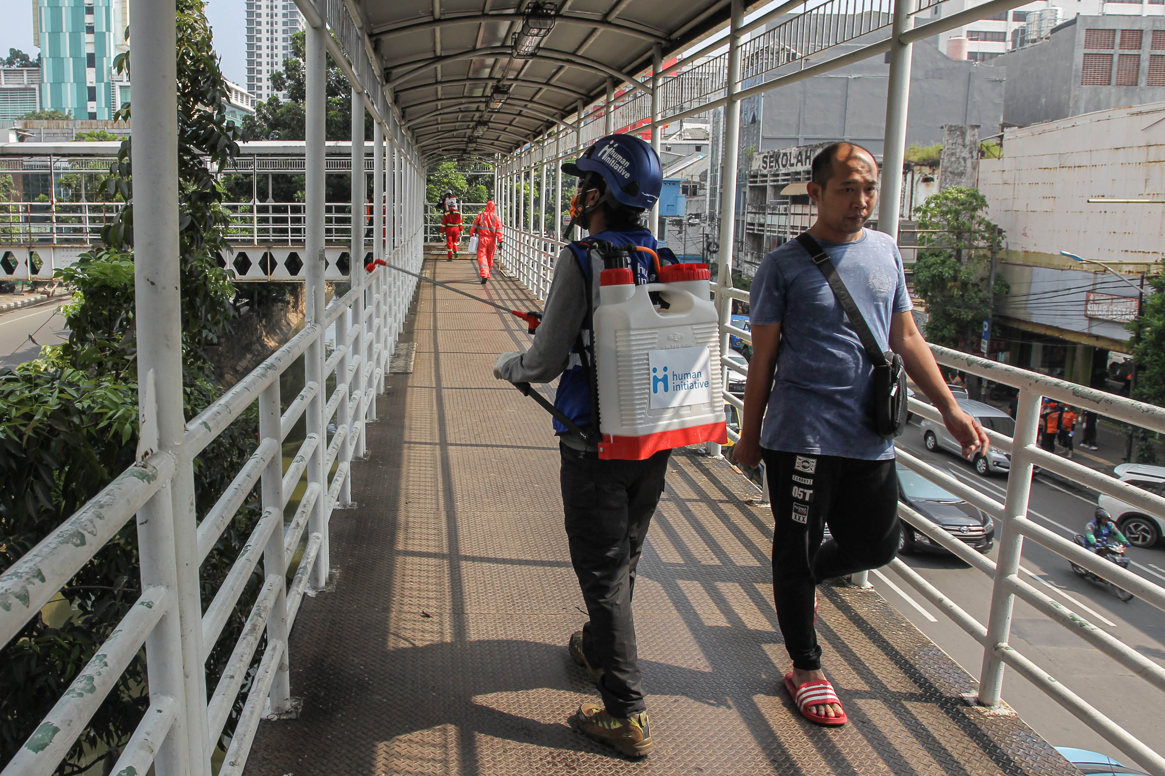 Penyemprotan Desinfektan di JPO