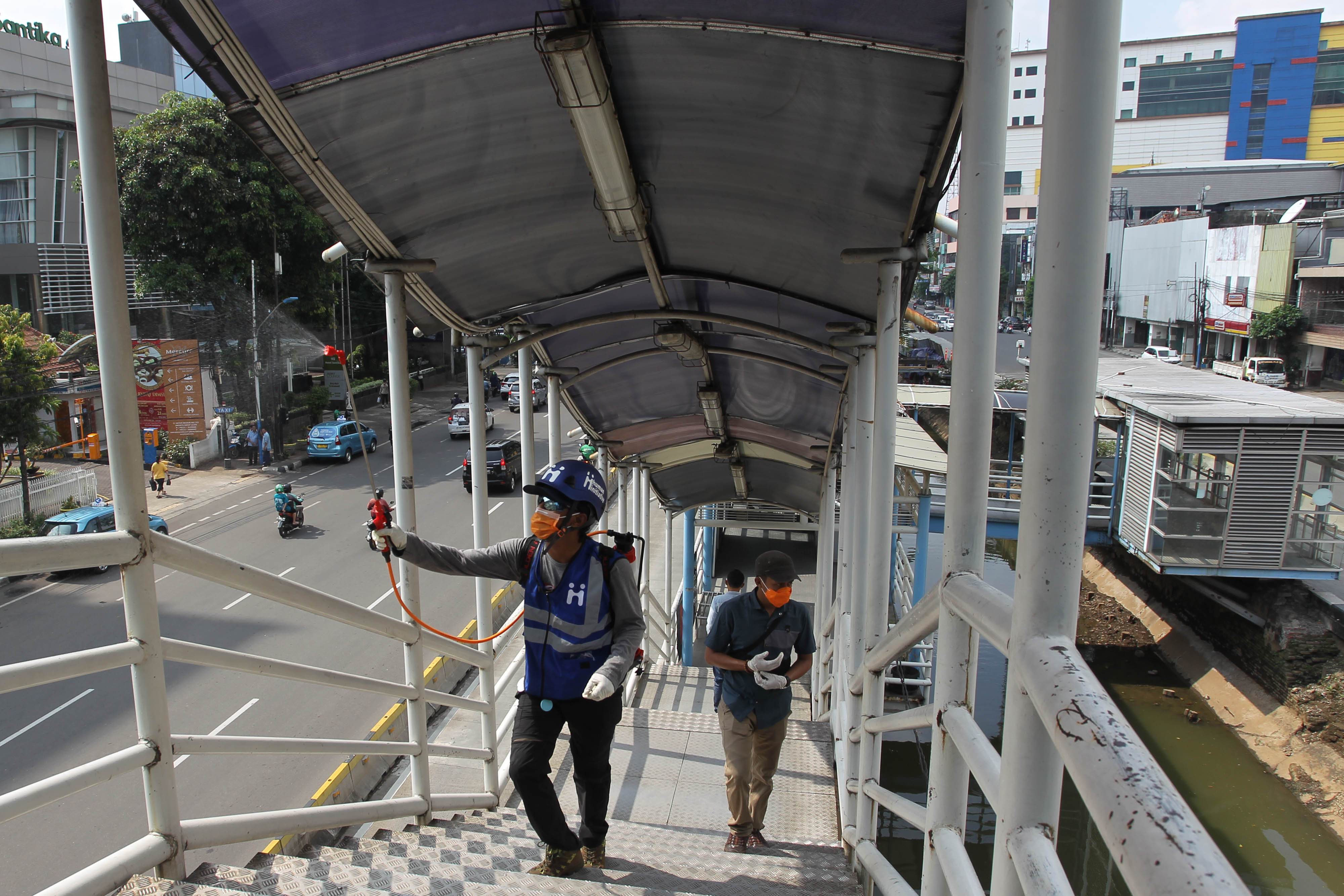 Penyemprotan Desinfektan di JPO