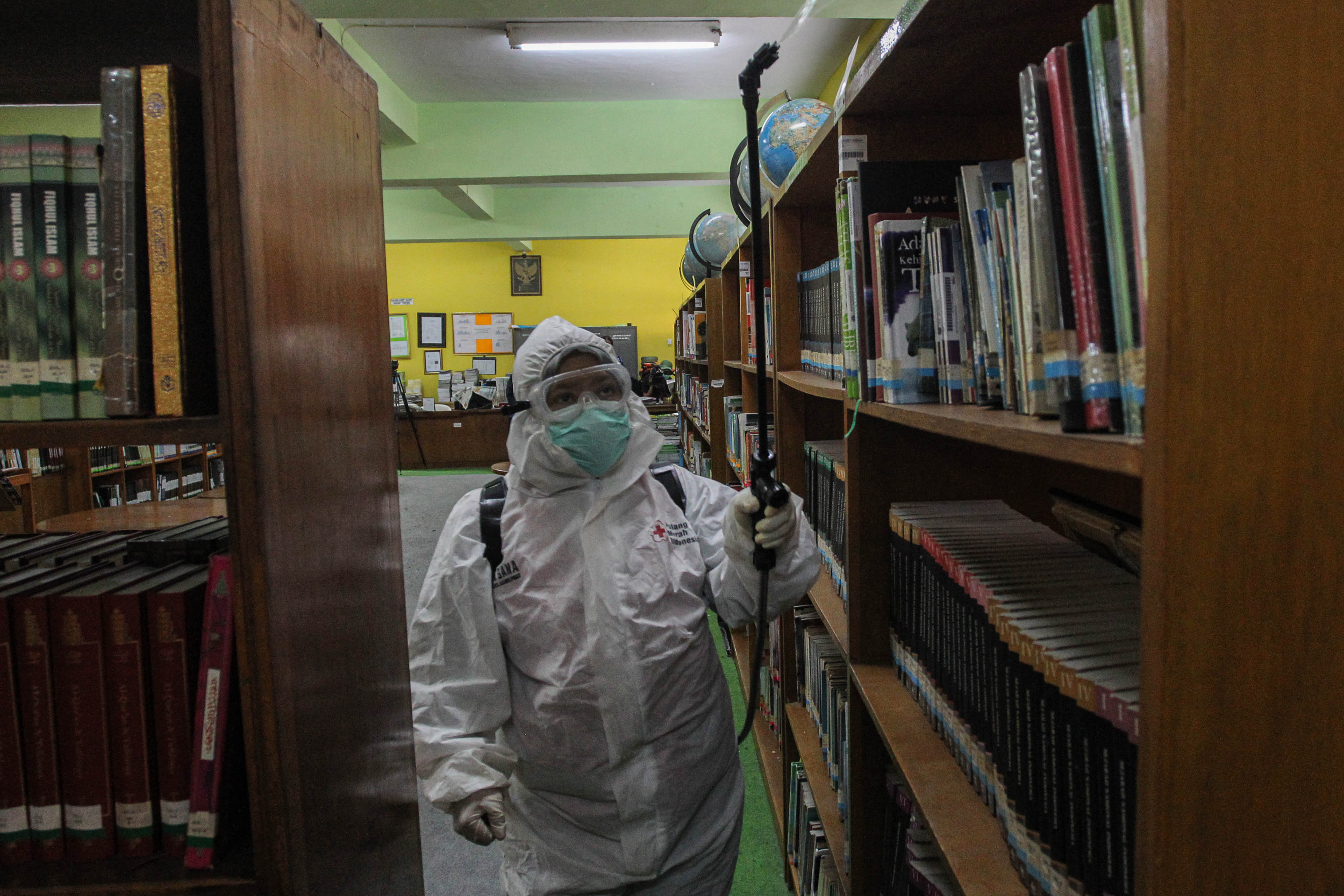 Cegah Korona PMI Semprotkan Disinfektan di Sekolah