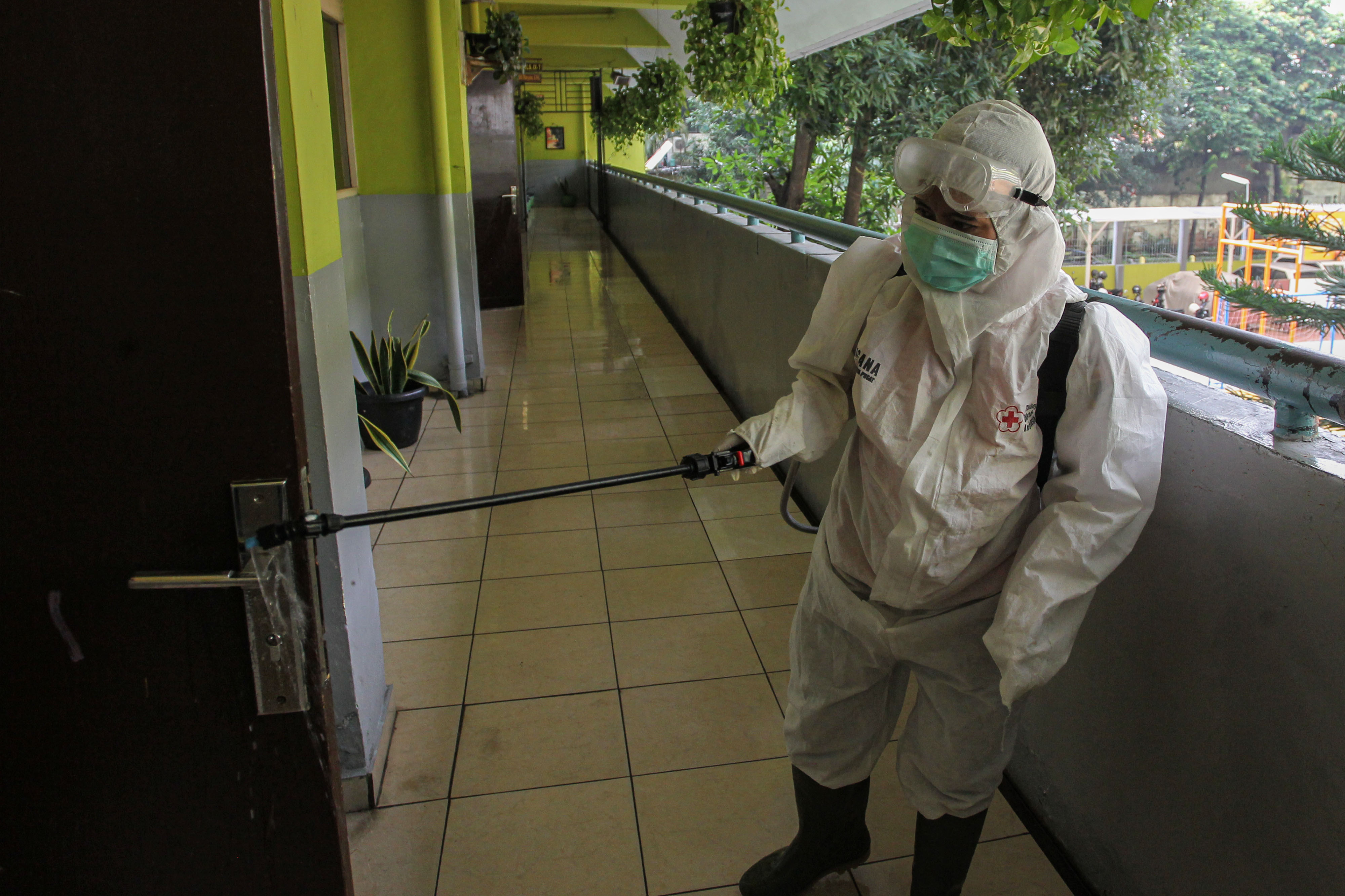 Cegah Korona PMI Semprotkan Disinfektan di Sekolah