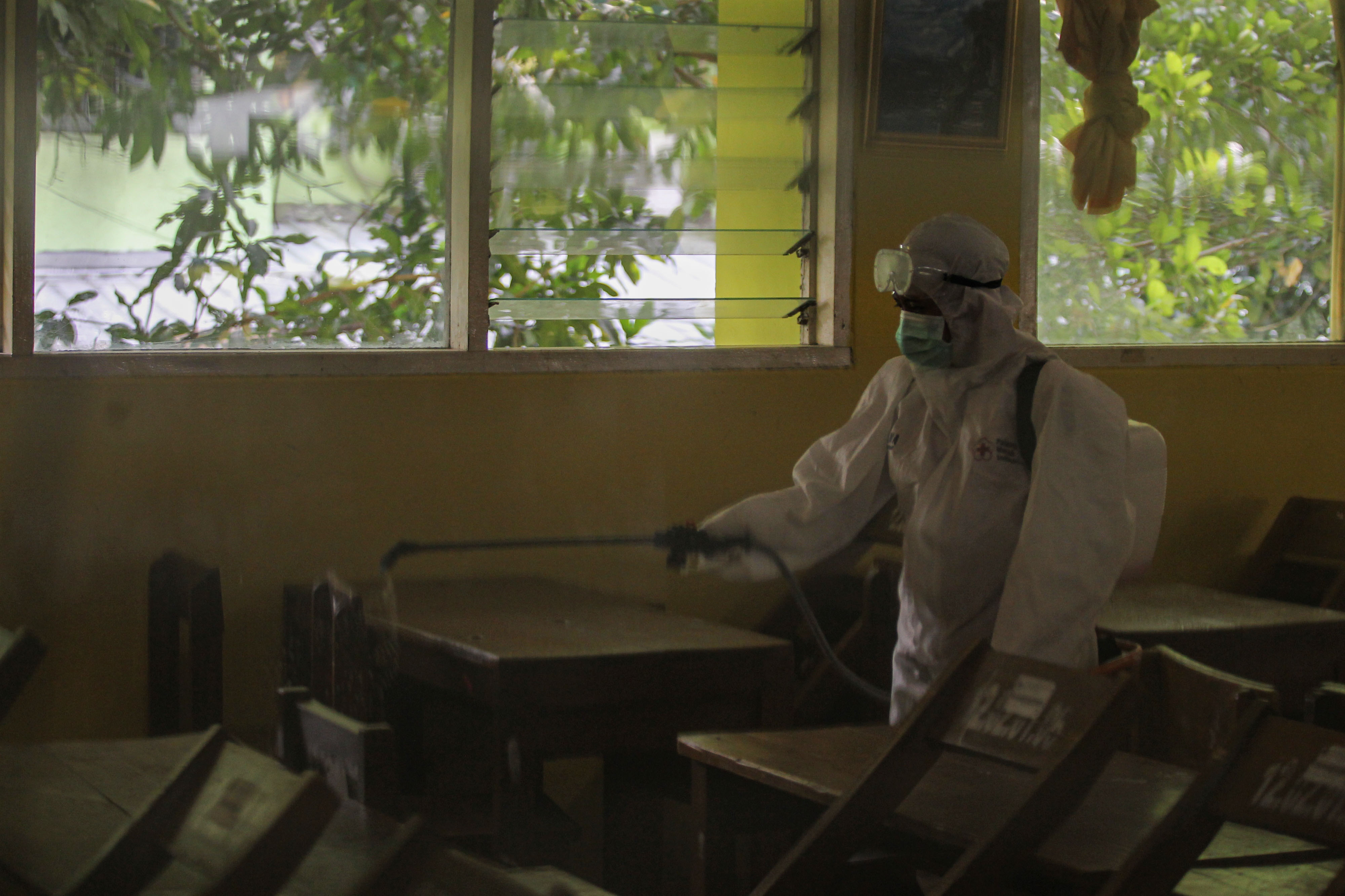 Cegah Korona PMI Semprotkan Disinfektan di Sekolah