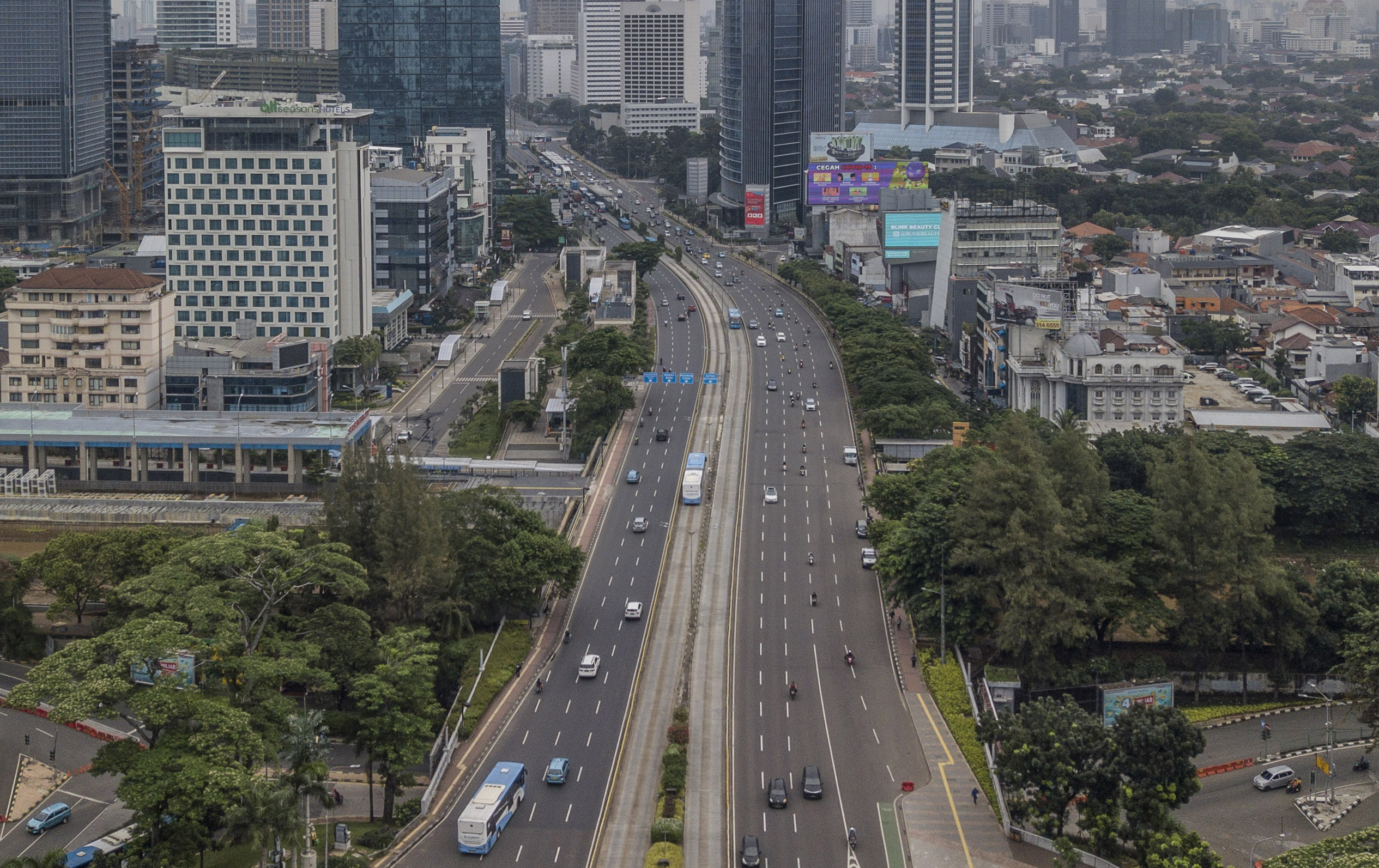 Jalan Protokol Jakarta Kamis Pagi Lengang