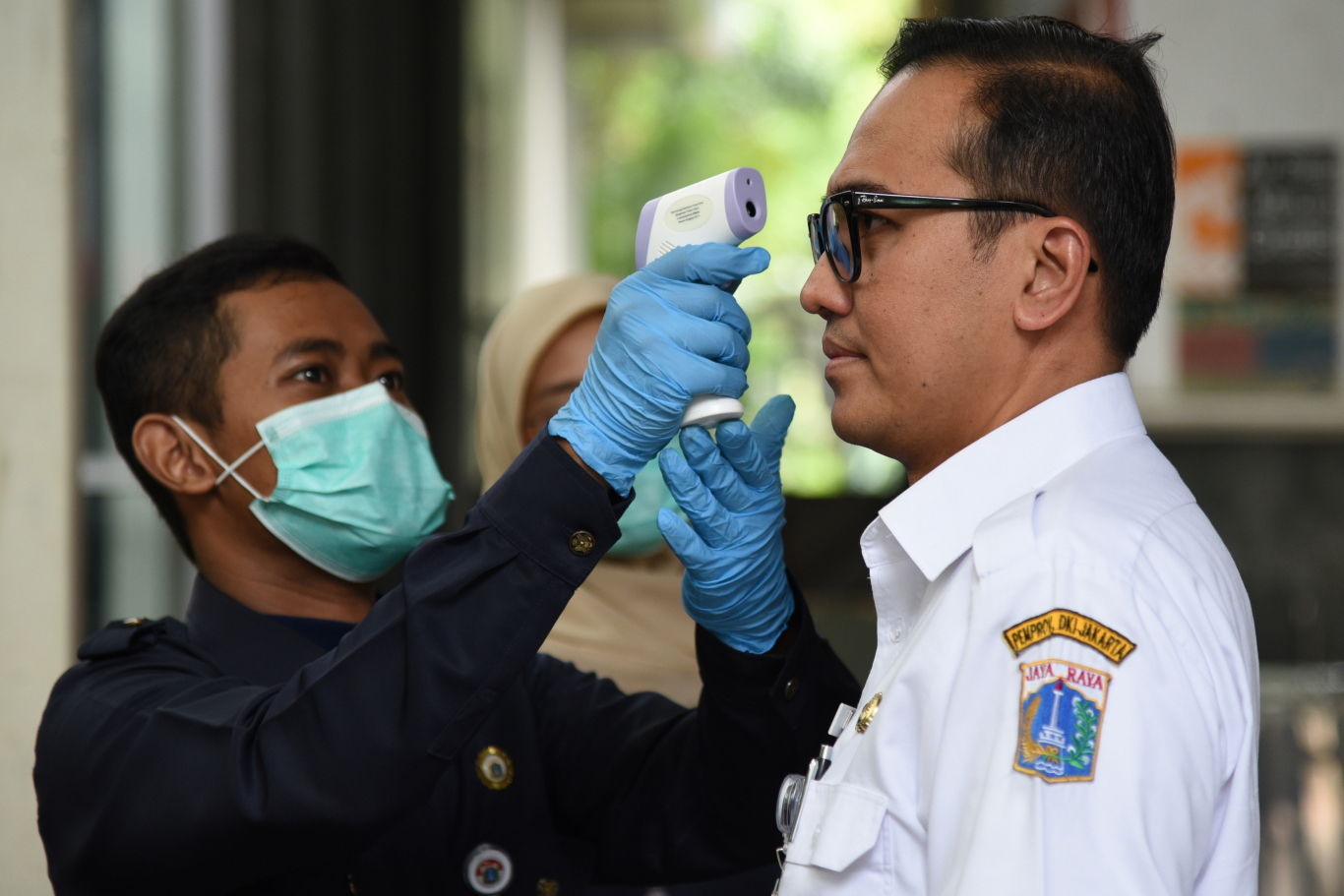 Pengecekan Suhu Tubuh di Balai Kota