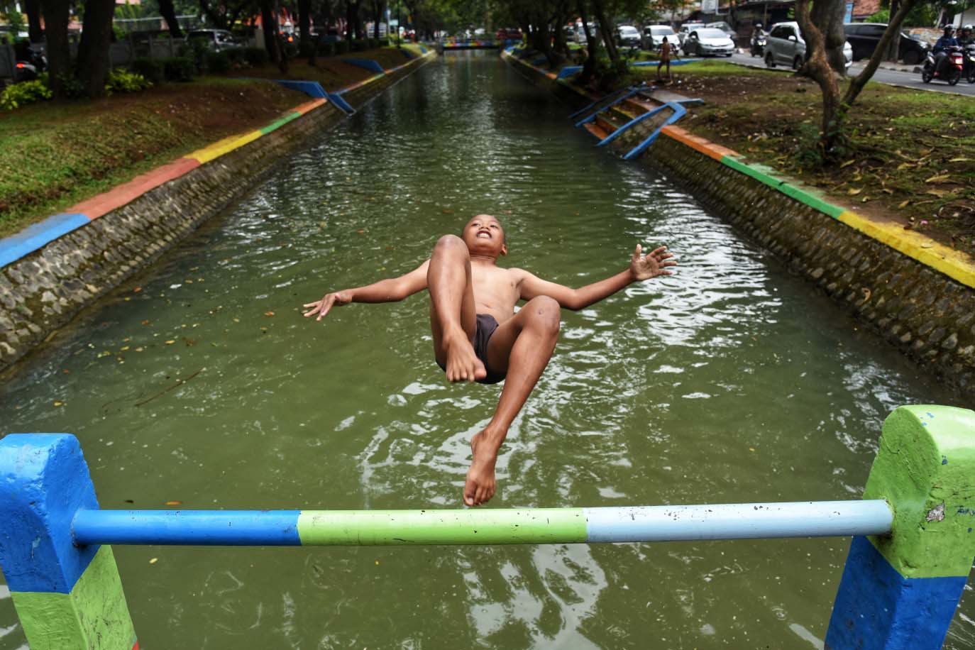 Memanfaatkan Aliran Sungai Cisadane untuk Bermain
