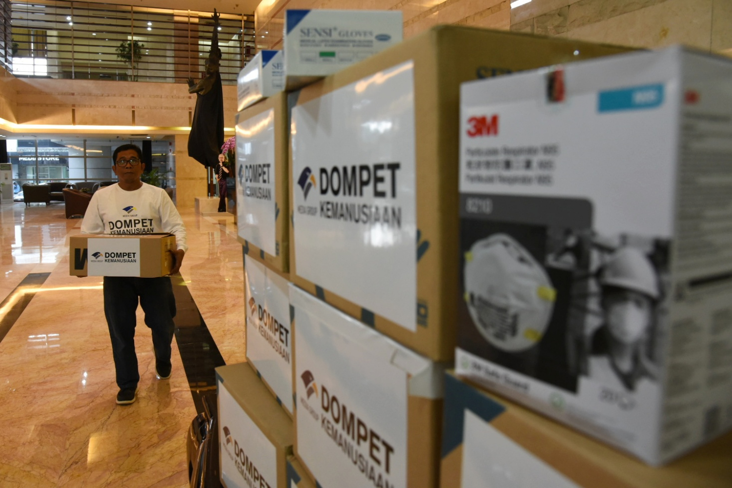 Bantuan Masker dan Sarung Tangan 