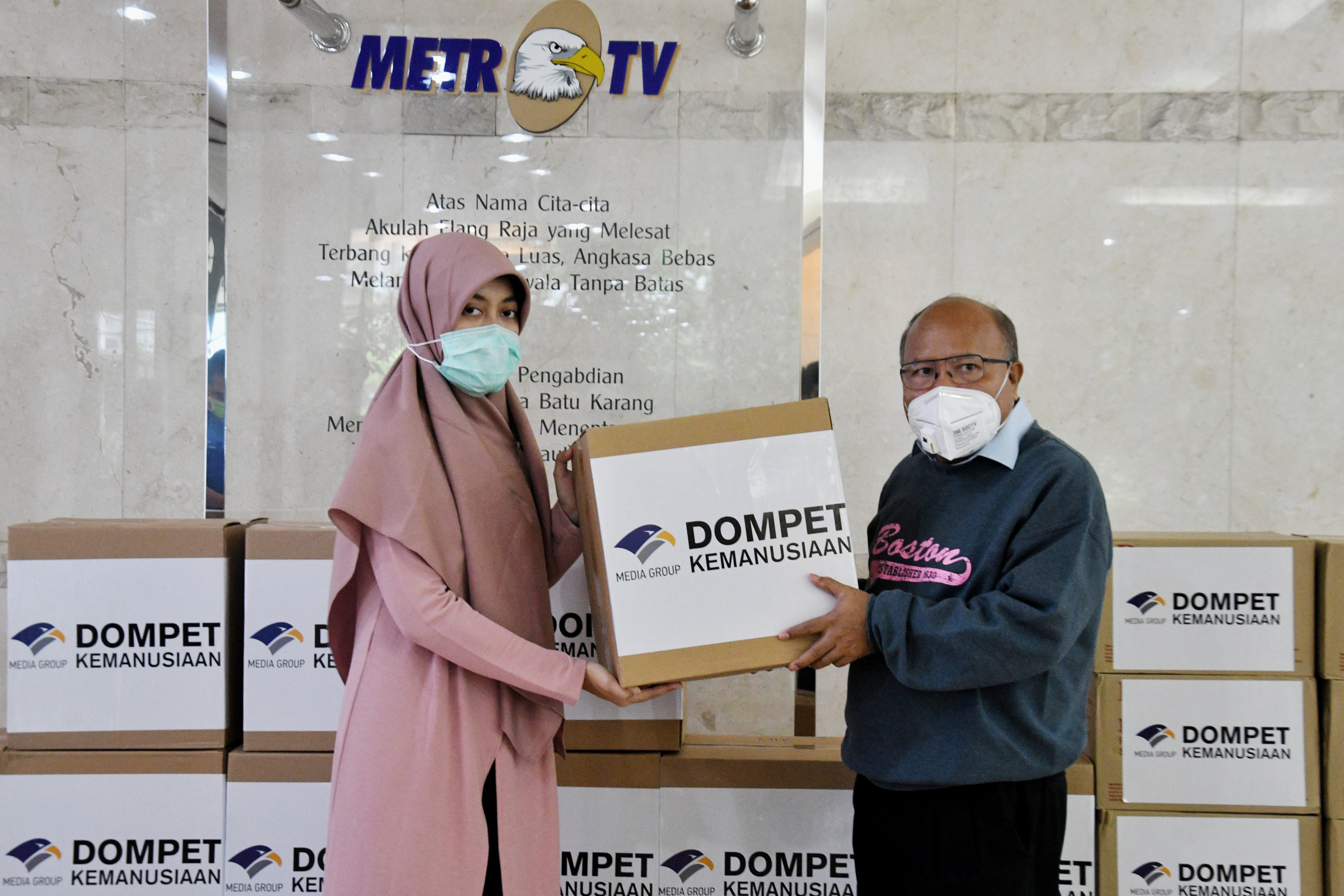 Donasi APD Kepada Relawan Co Hope 