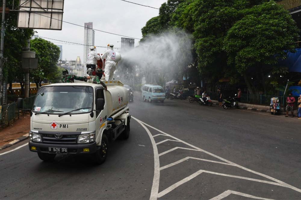 Penyemprotan Disinfektan di Kecamatan Tanah Abang