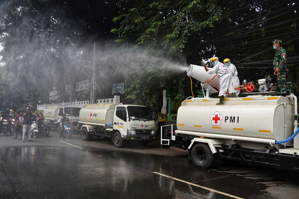Penyemprotan Disinfektan di Kecamatan Tanah Abang
