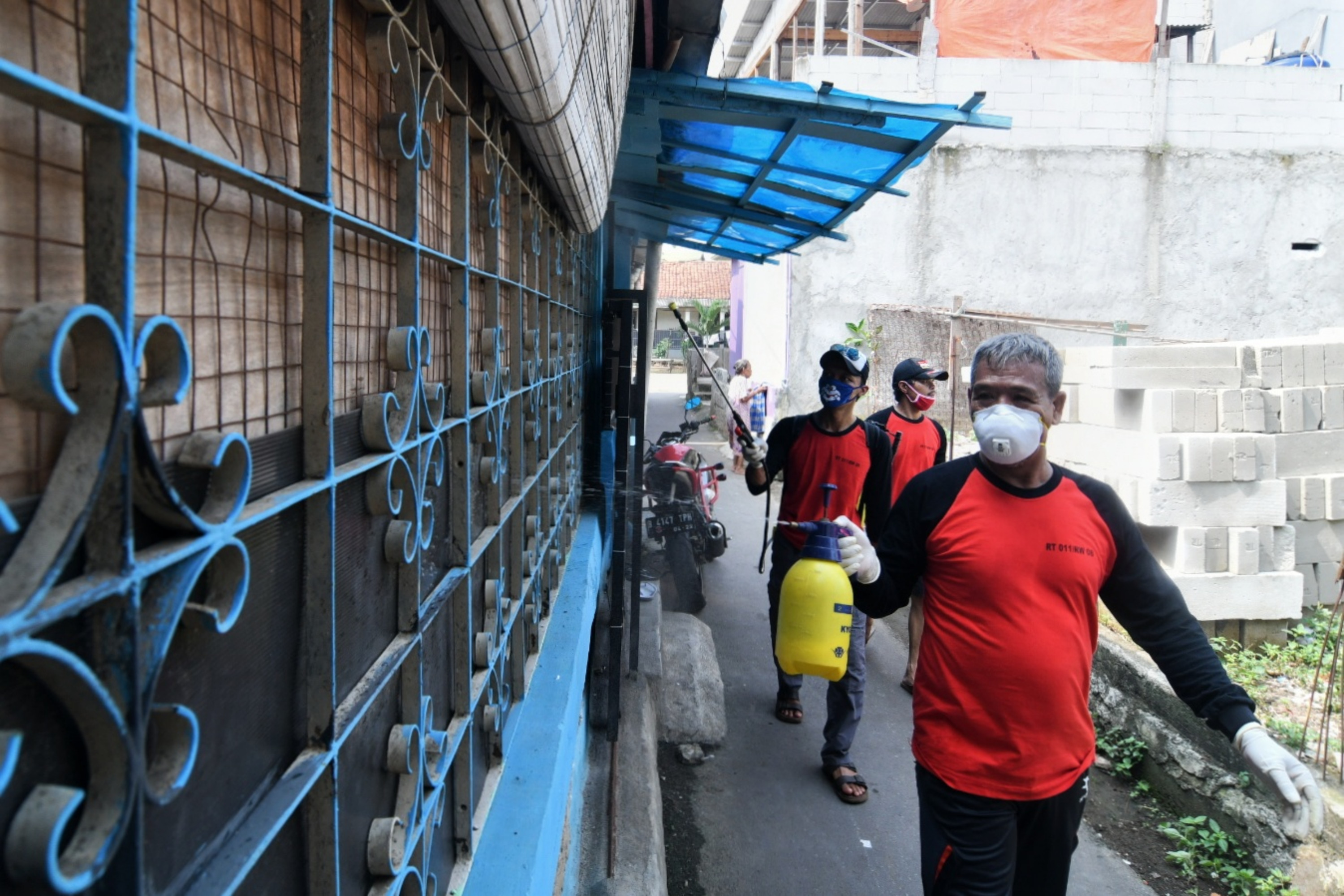 Penyemprotan Disinfektan Swadaya Masyarakat