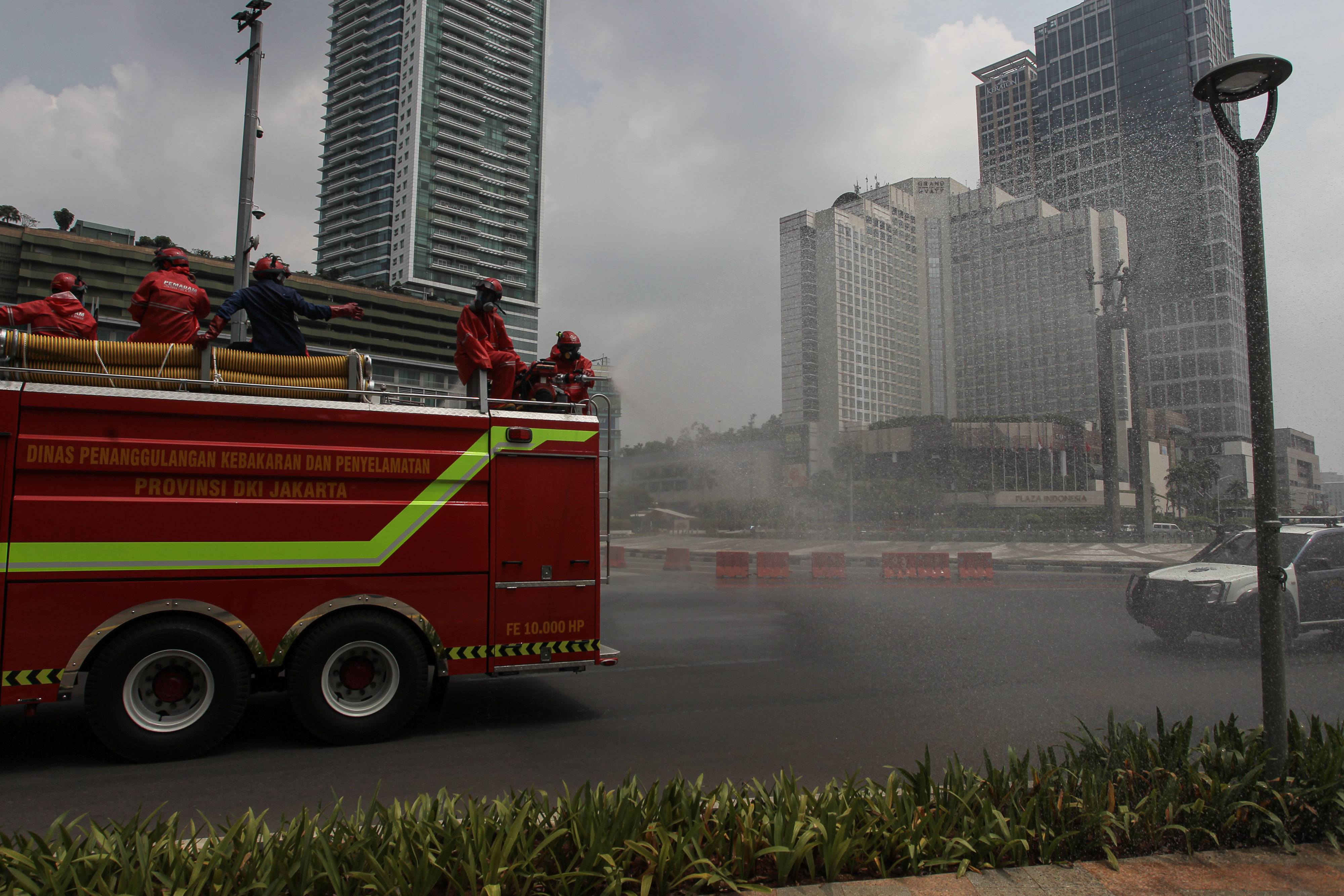 Penyemprotan Disinfektan di Fasilitas Umum Jakarta