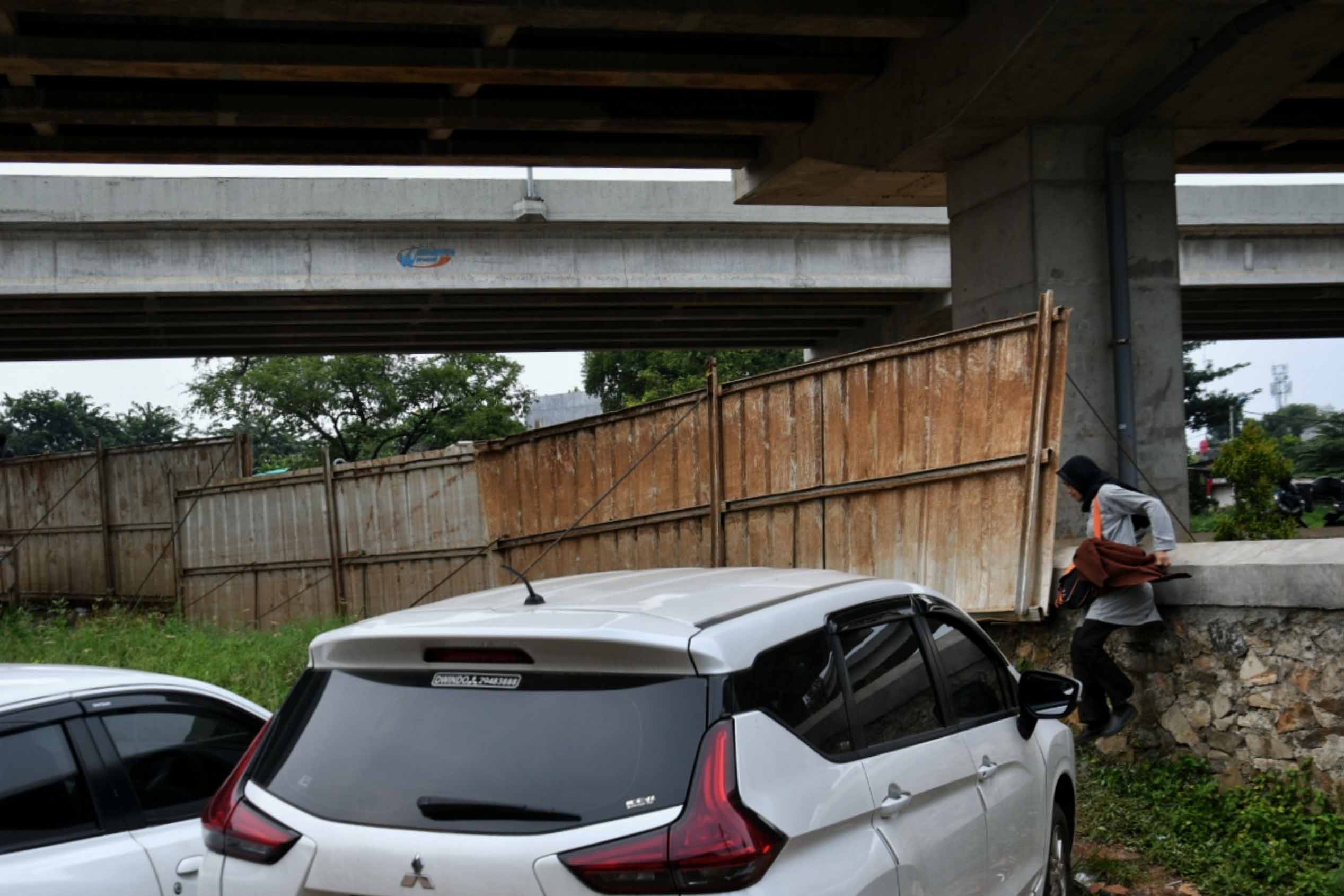 Cegah Covid-19 Warga Menutup Jalan Cipinang Melayu