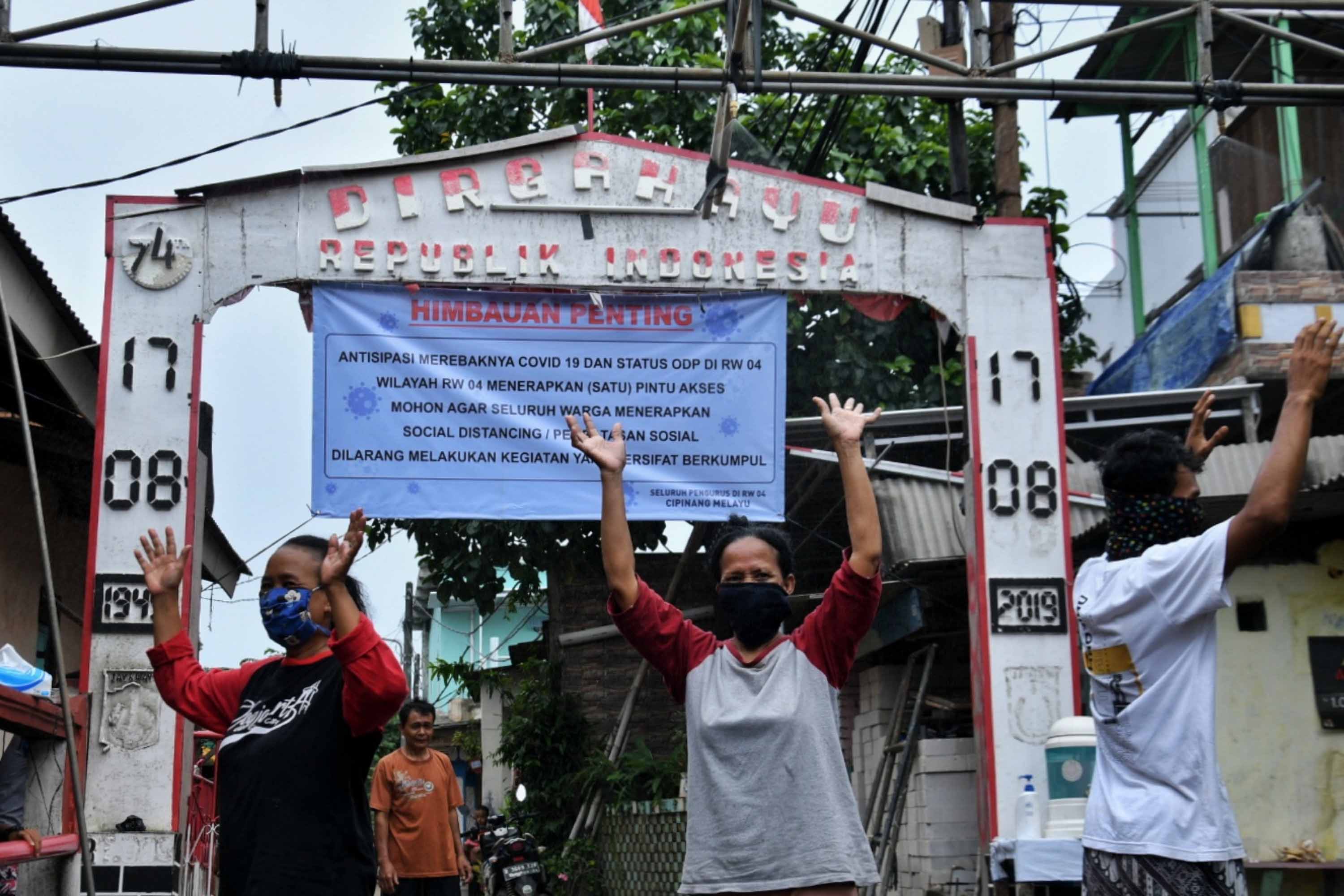 Cegah Covid-19 Warga Menutup Jalan Cipinang Melayu