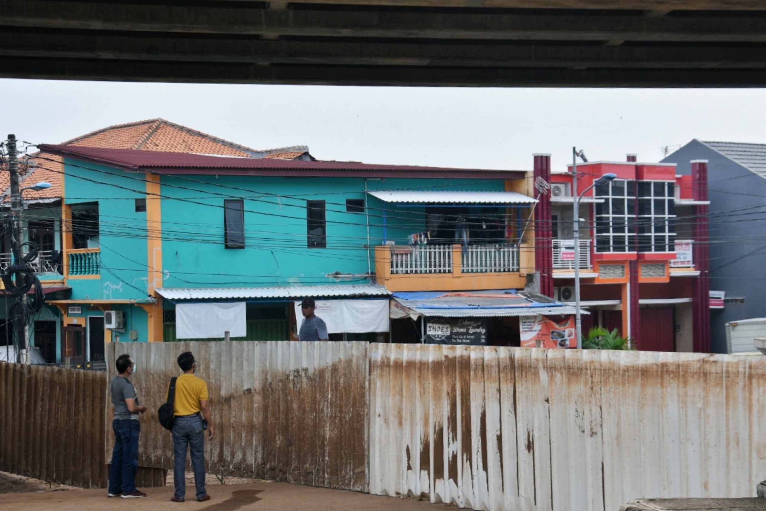 Cegah Covid-19 Warga Menutup Jalan Cipinang Melayu