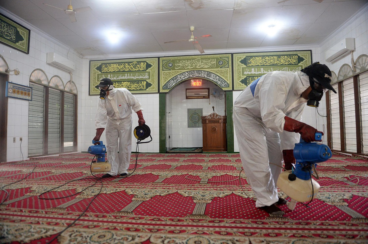 Penyemprotan Cairan Disinfektan di Masjid Cegah Virus Korona