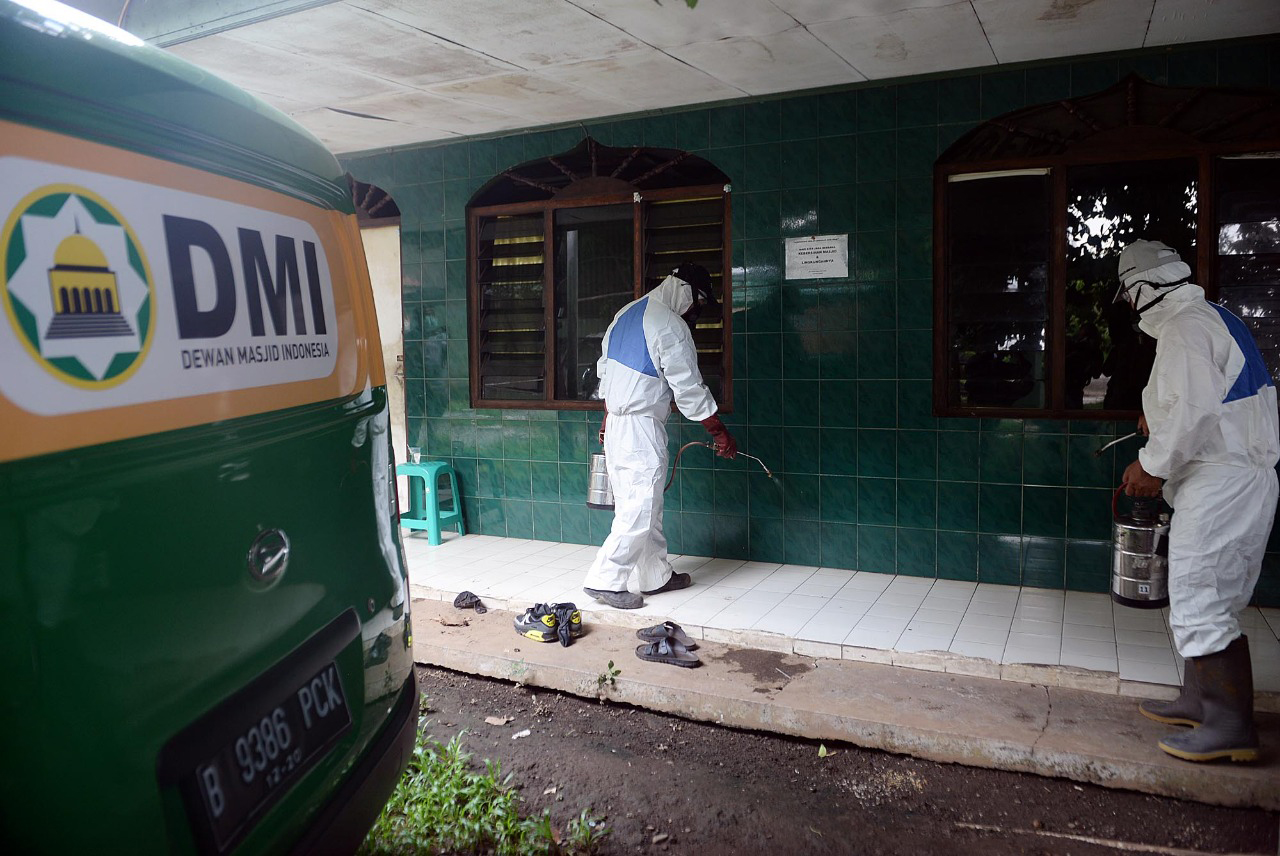 Penyemprotan Cairan Disinfektan di Masjid Cegah Virus Korona