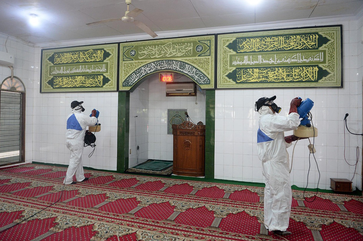 Penyemprotan Cairan Disinfektan di Masjid Cegah Virus Korona