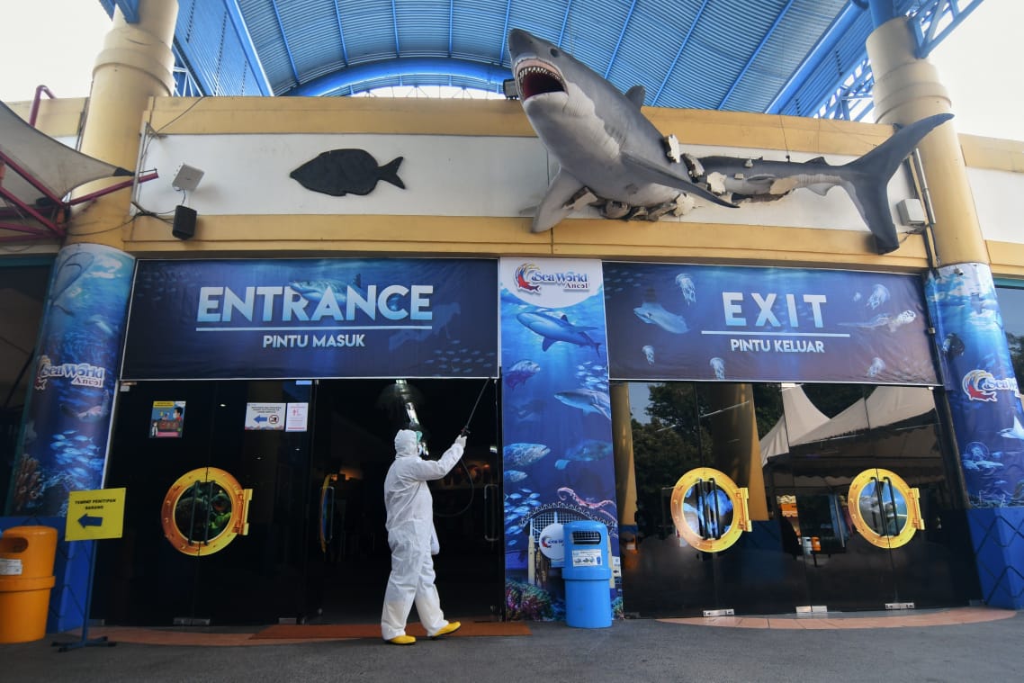 Penyemprotan Cairan Desinfektan Wahana Ancol