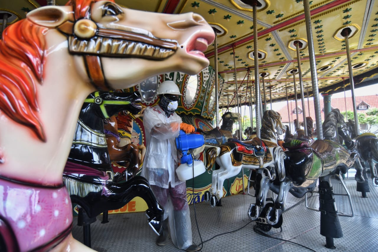 Penyemprotan Cairan Desinfektan Wahana Ancol