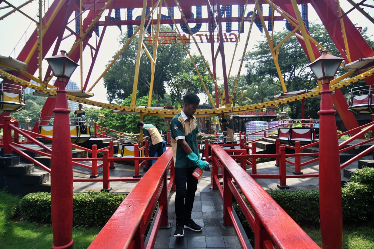 Penyemprotan Cairan Desinfektan Wahana Ancol