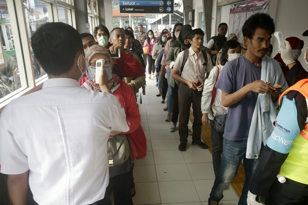 Pemeriksaan Suhu Tubuh Penumpang KRL