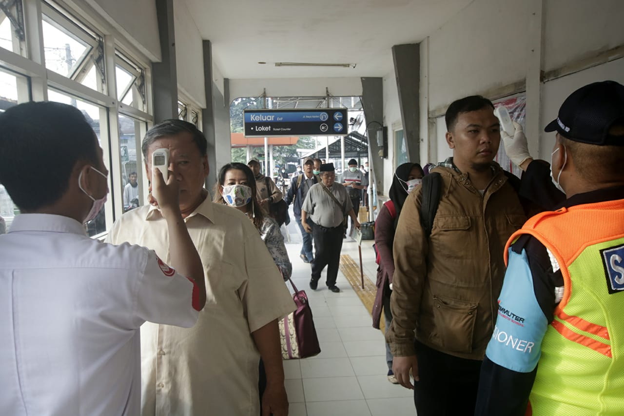Pemeriksaan Suhu Tubuh Penumpang KRL