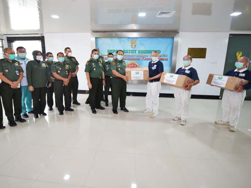 Penyerahan Bantuan di RSPAD Gatot Soebroto dan RSUP Persahabatan