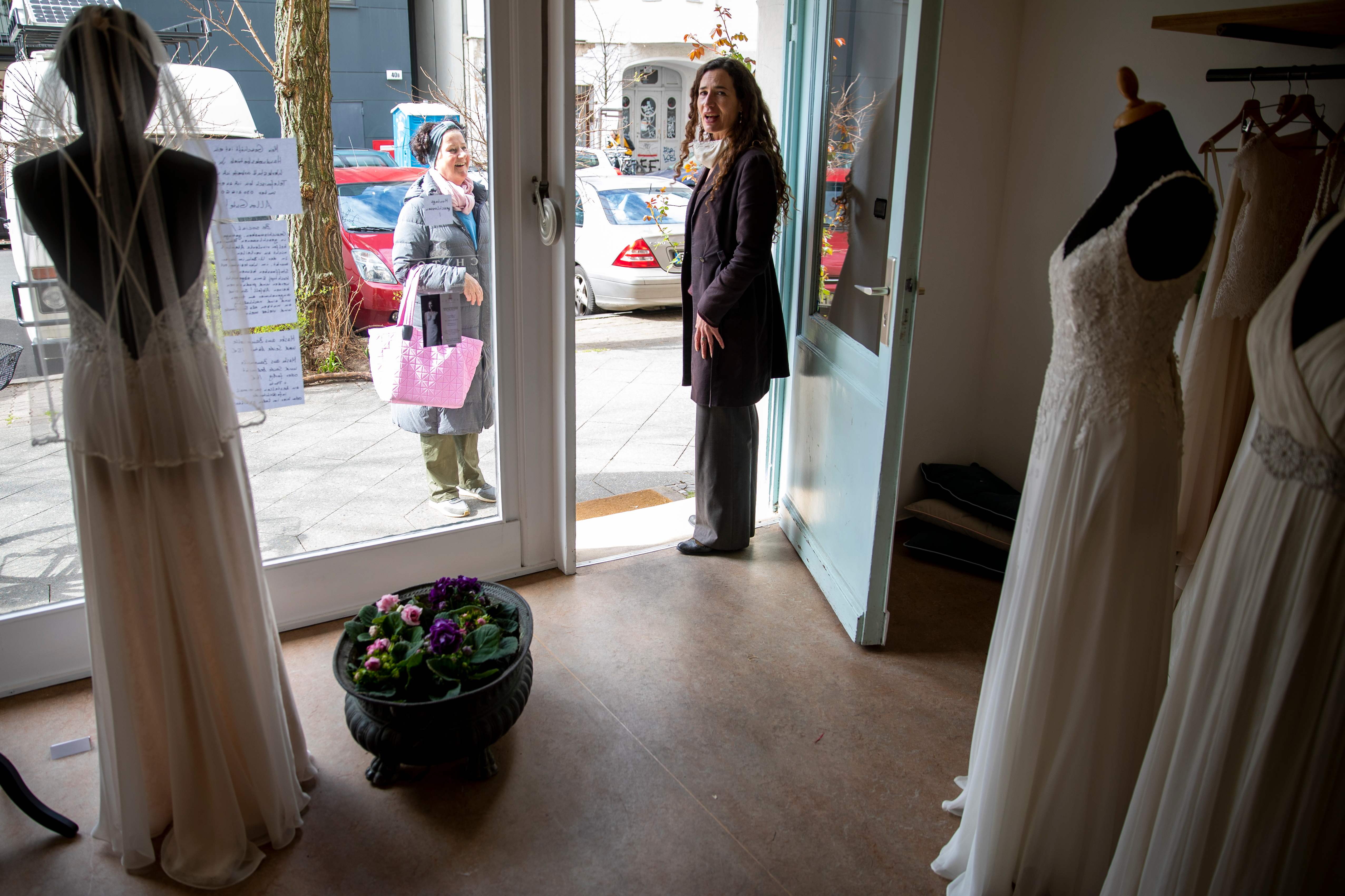 Modifikasi Gaun Pengantin Cegah Covid-19