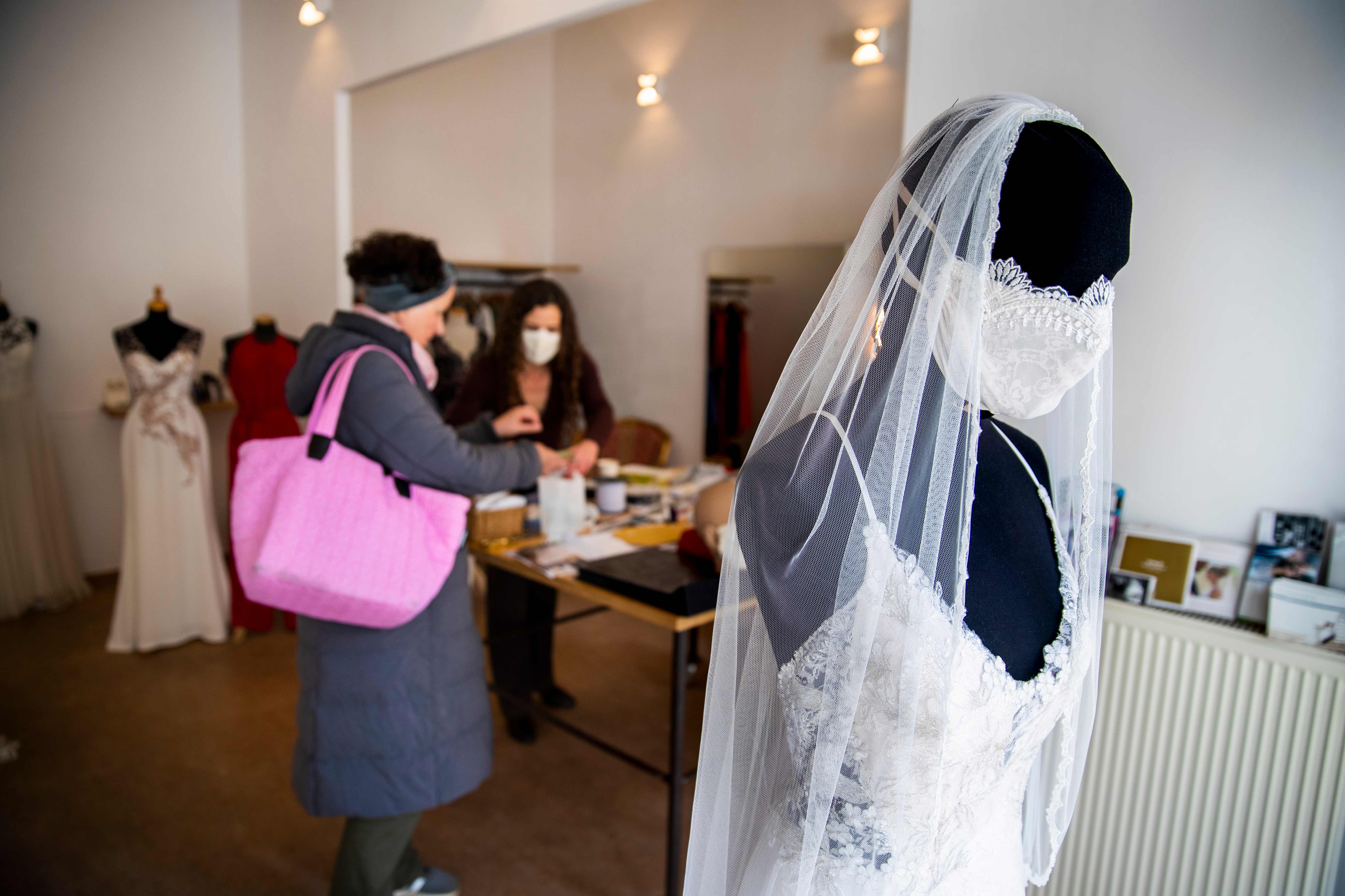 Modifikasi Gaun Pengantin Cegah Covid-19