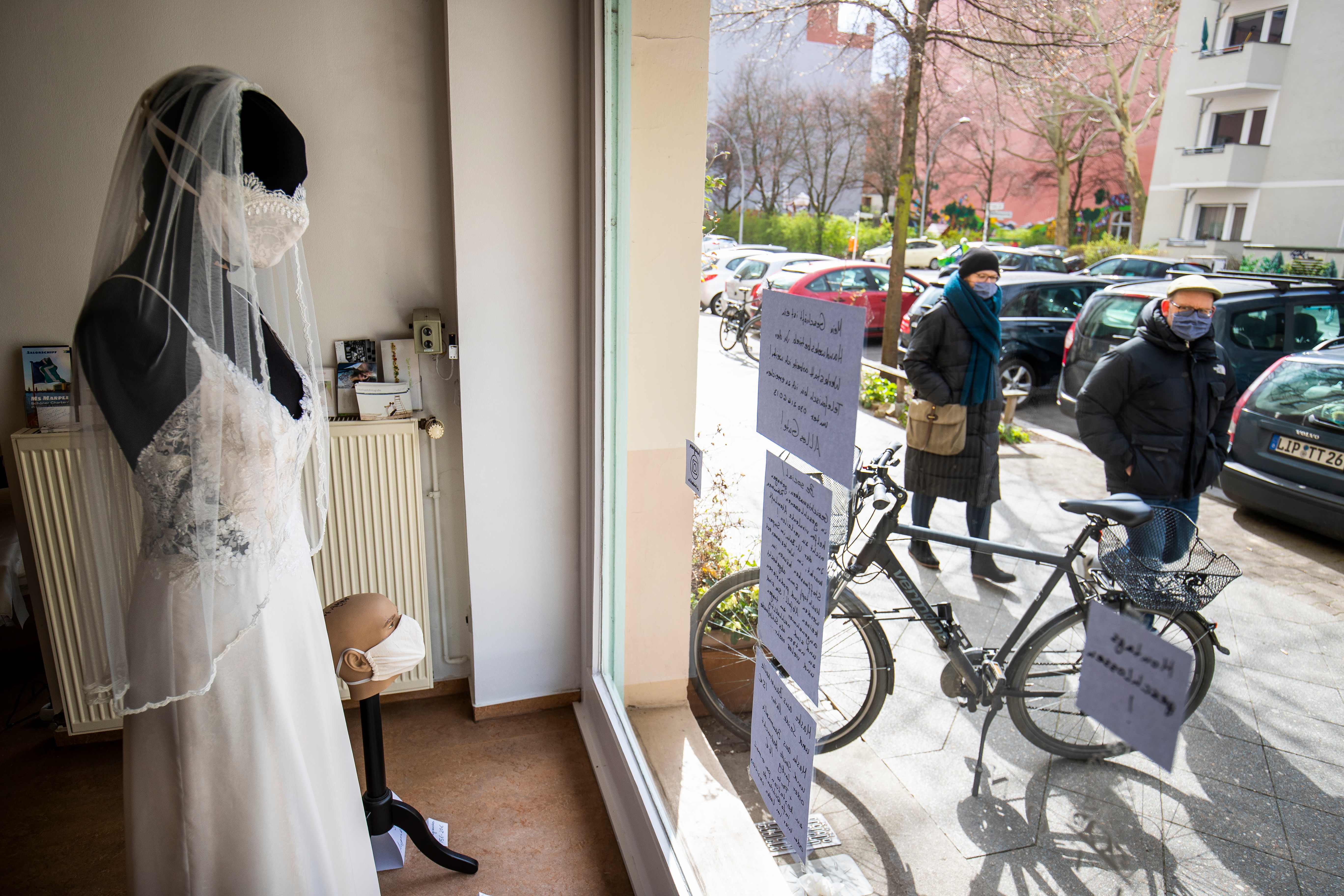 Modifikasi Gaun Pengantin Cegah Covid-19