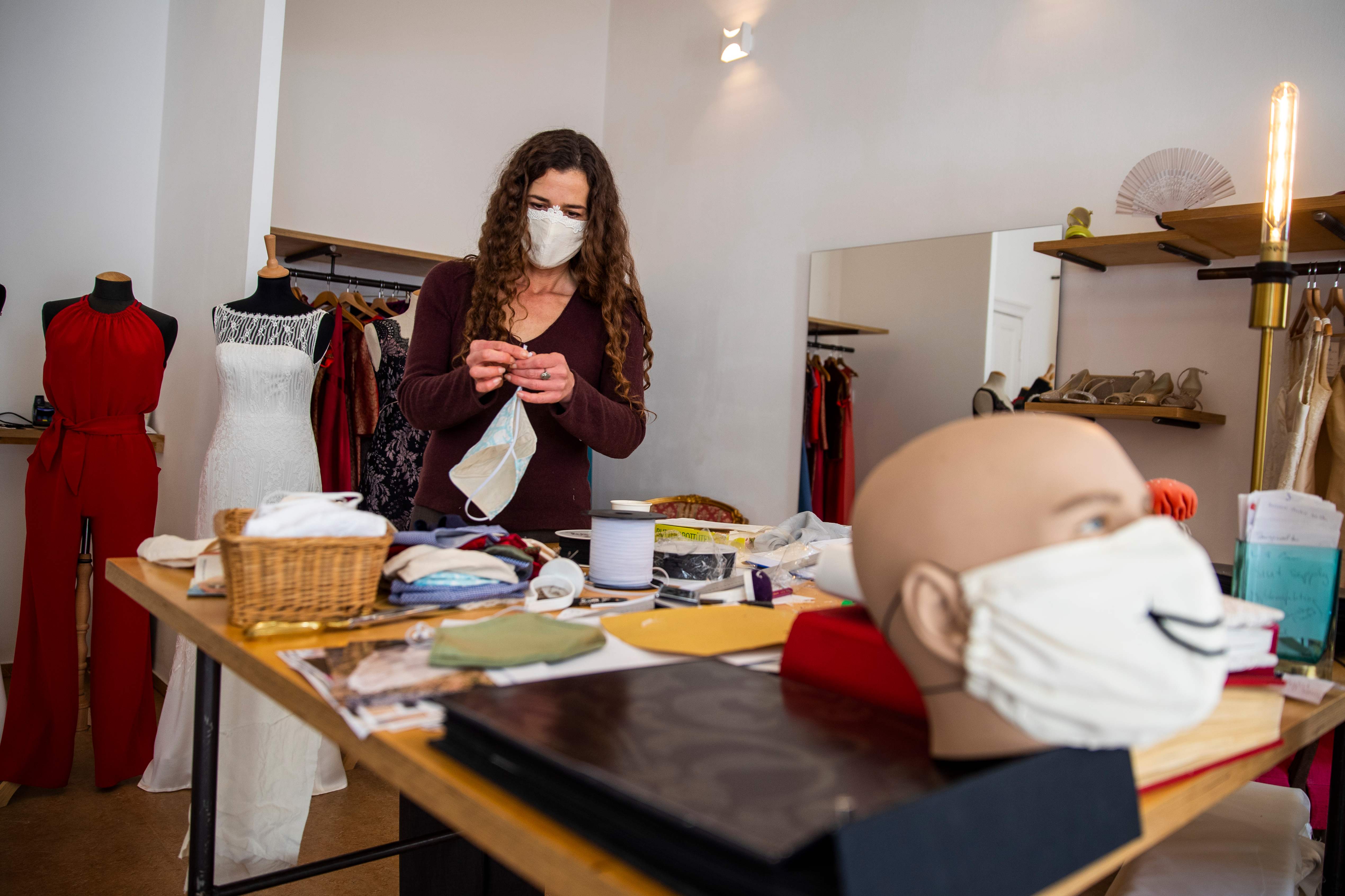 Modifikasi Gaun Pengantin Cegah Covid-19