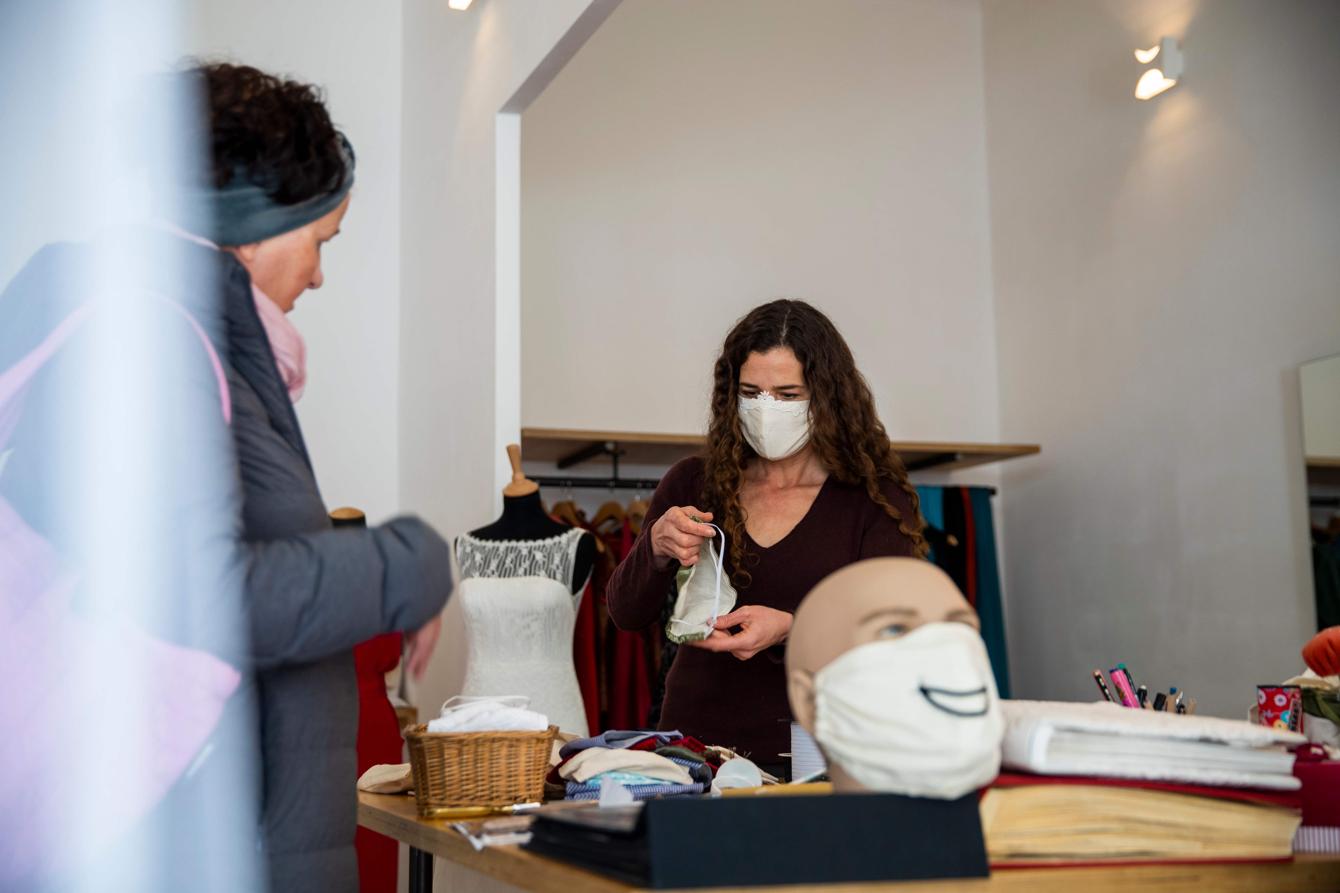 Modifikasi Gaun Pengantin Cegah Covid-19