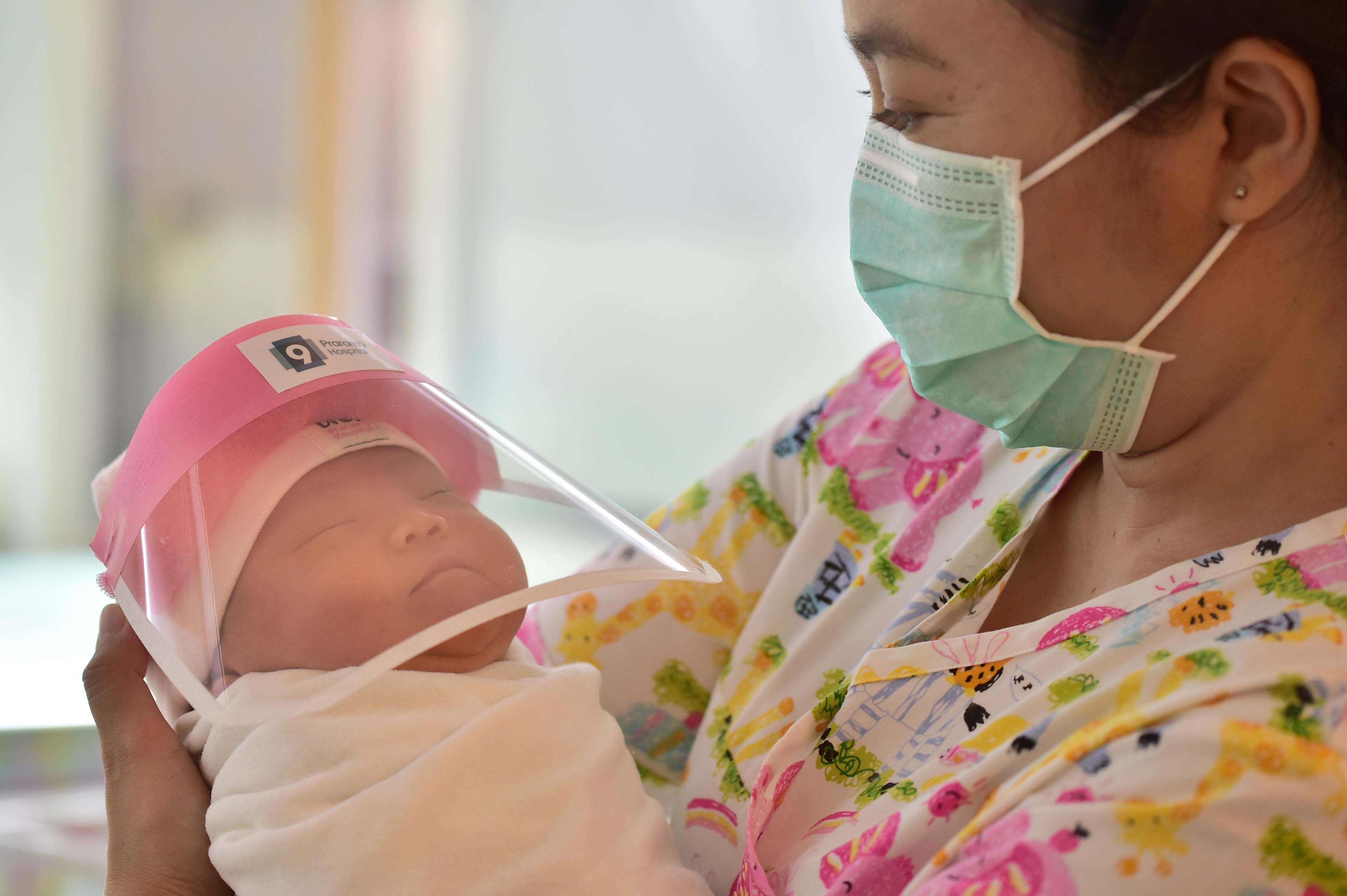 Bayi Lahir Gunakan Pelindung Wajah Cegah Covid-19