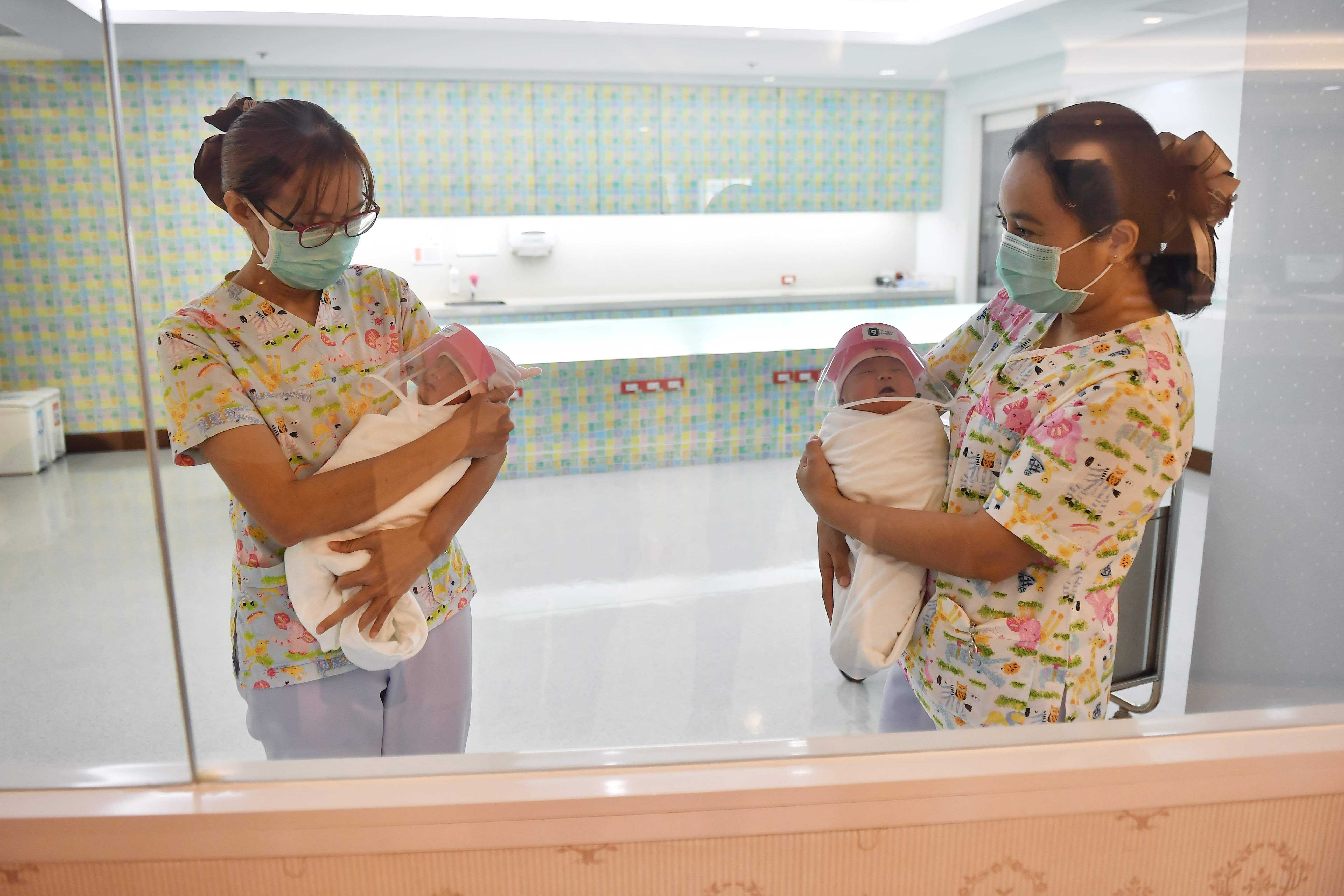 Bayi Lahir Gunakan Pelindung Wajah Cegah Covid-19