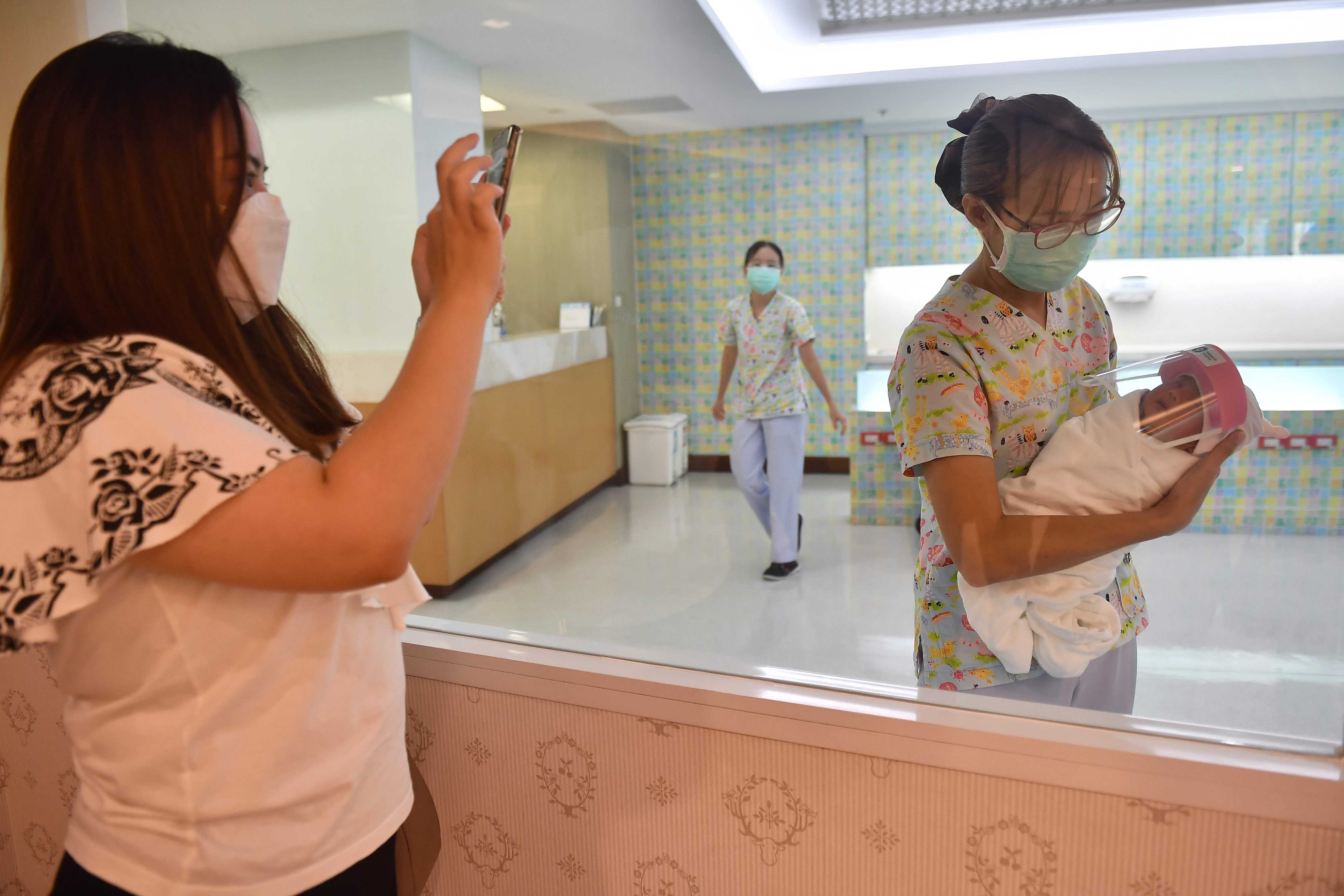 Bayi Lahir Gunakan Pelindung Wajah Cegah Covid-19