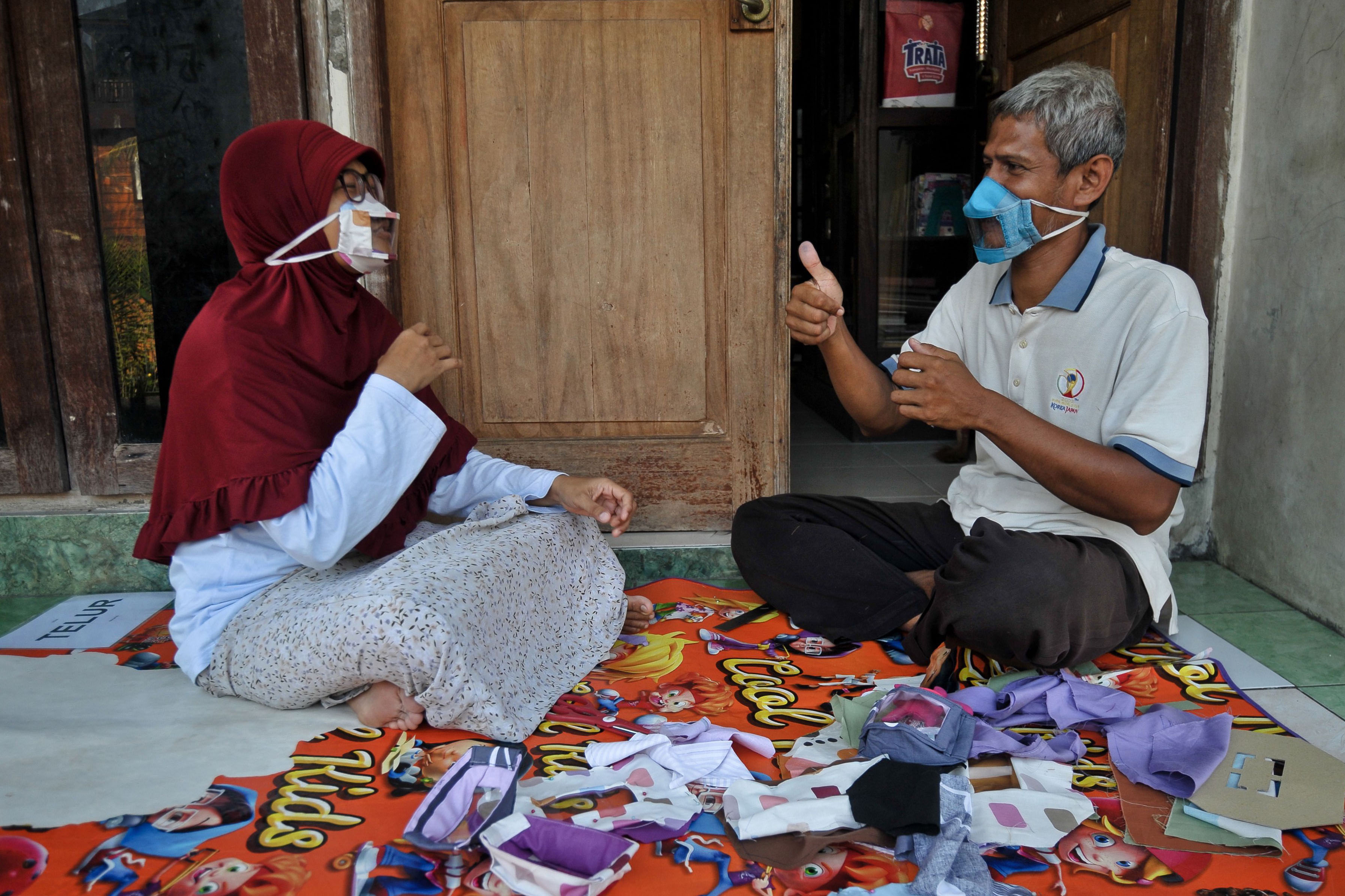 Masker Transparan untuk Tunarungu