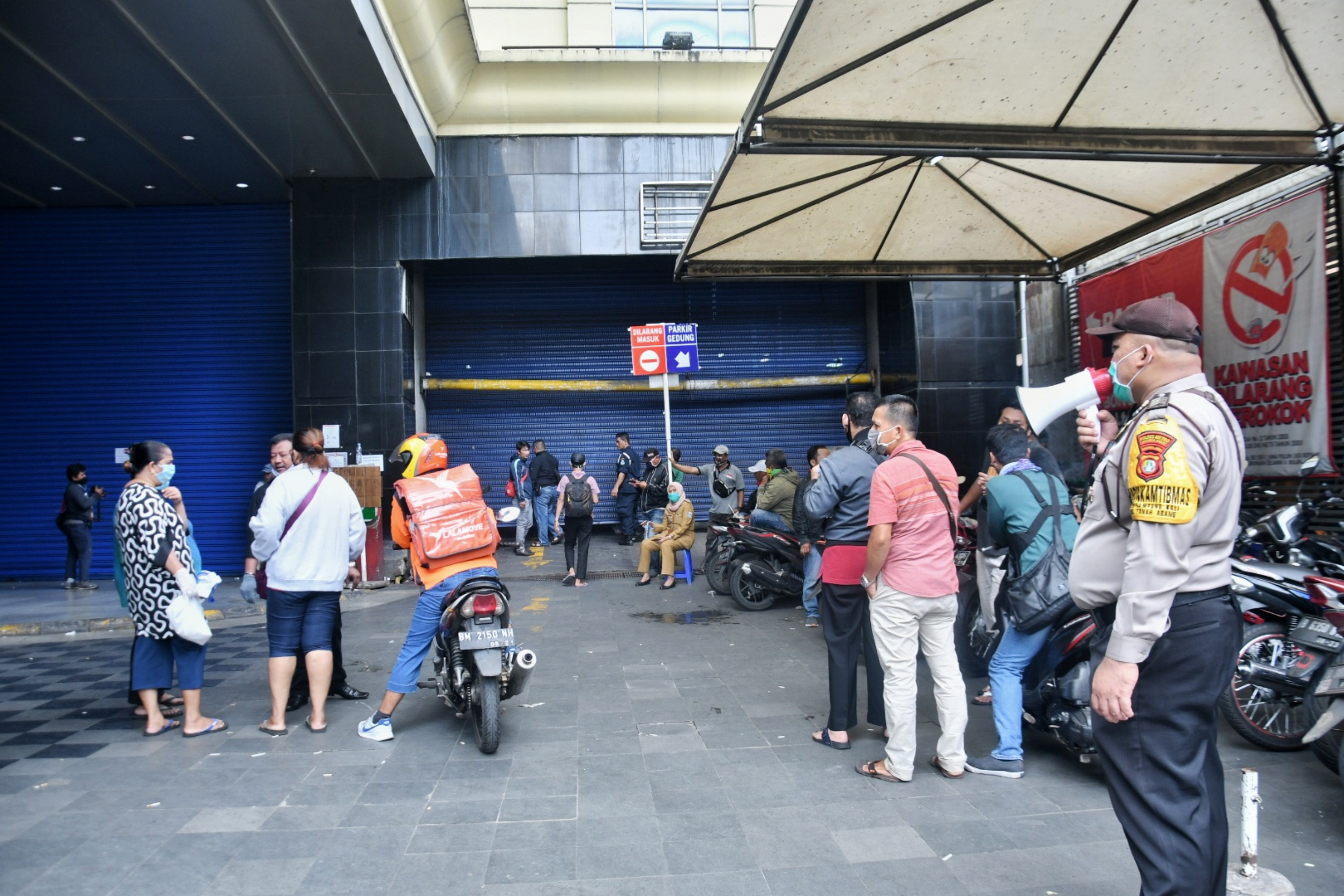  Pedagang Memadati  Pasar Tanah Abang