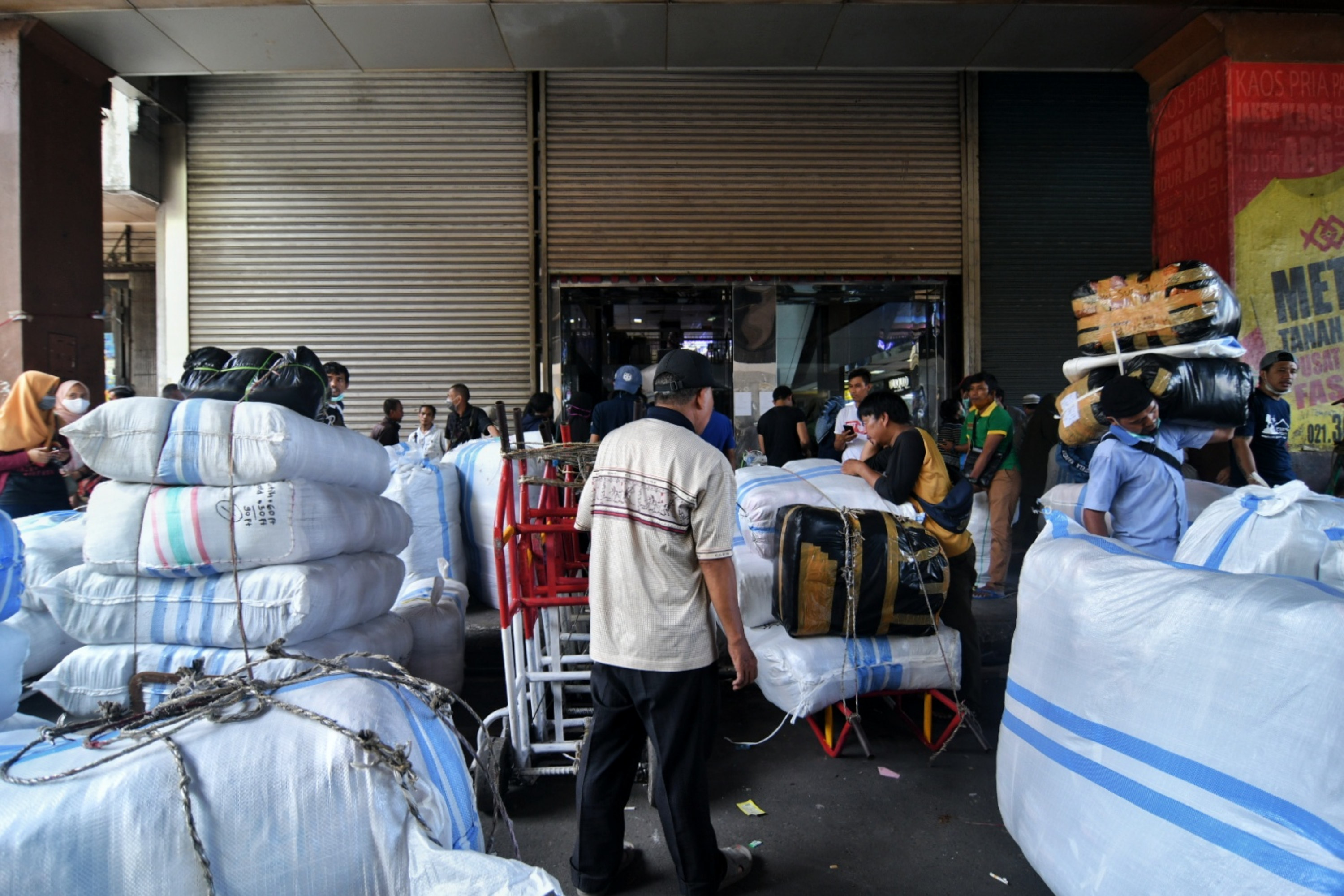  Pedagang Memadati  Pasar Tanah Abang