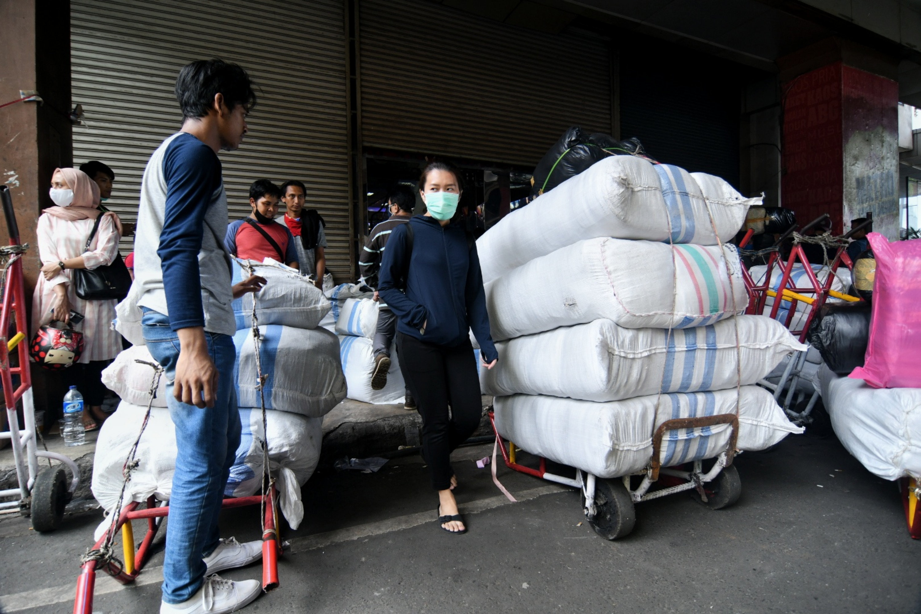  Pedagang Memadati  Pasar Tanah Abang