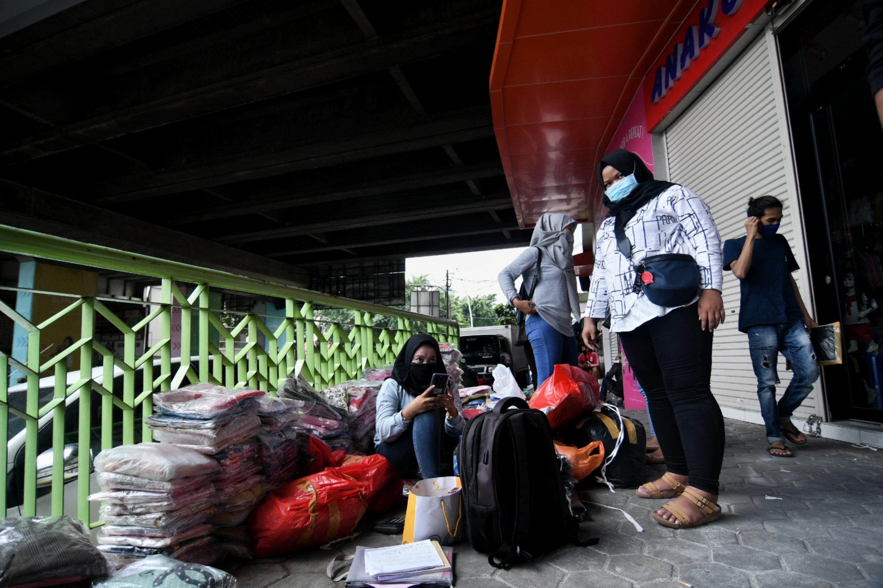  Pedagang Memadati  Pasar Tanah Abang