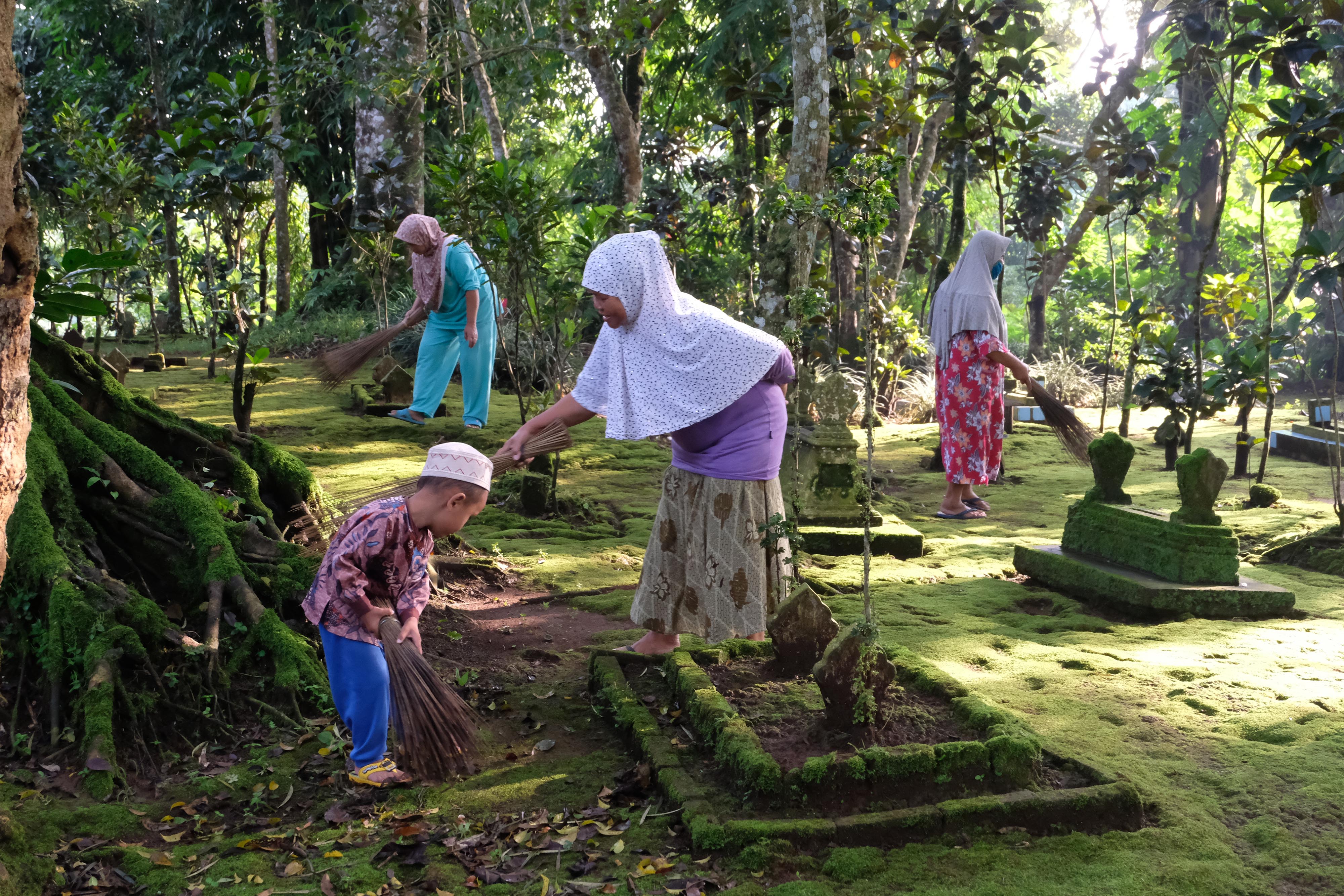 Bersih Makam Sambut Ramadan