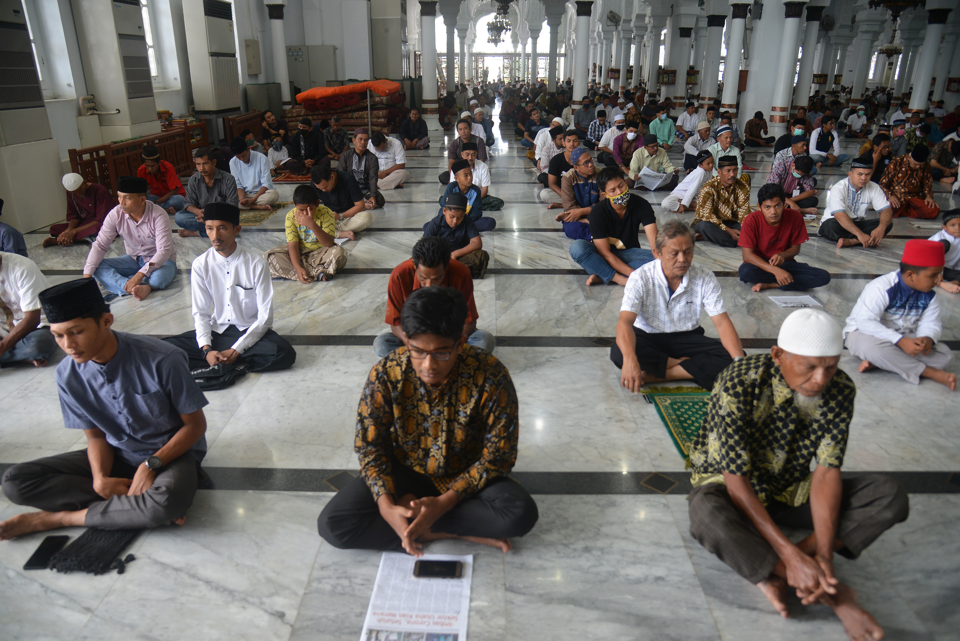 Physical Distancing Salat Jumat di Aceh