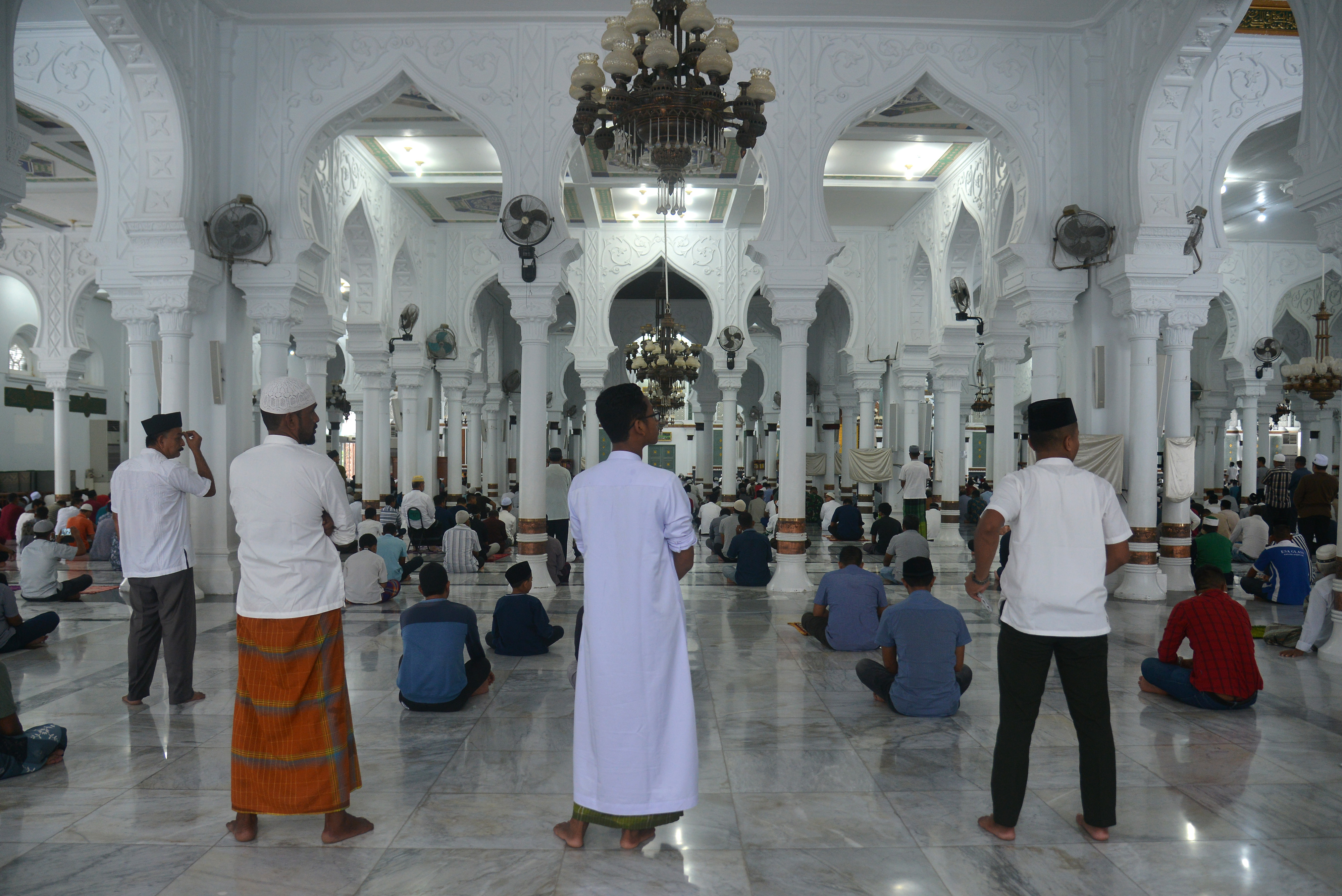 Physical Distancing Salat Jumat di Aceh