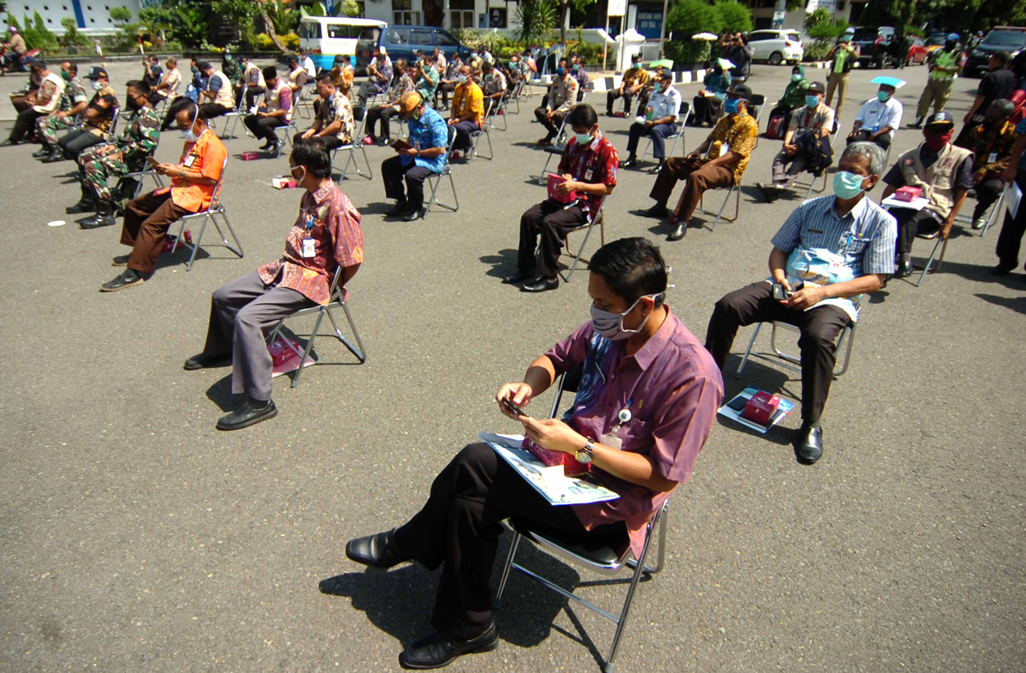 Rapat Sambil Berjemur