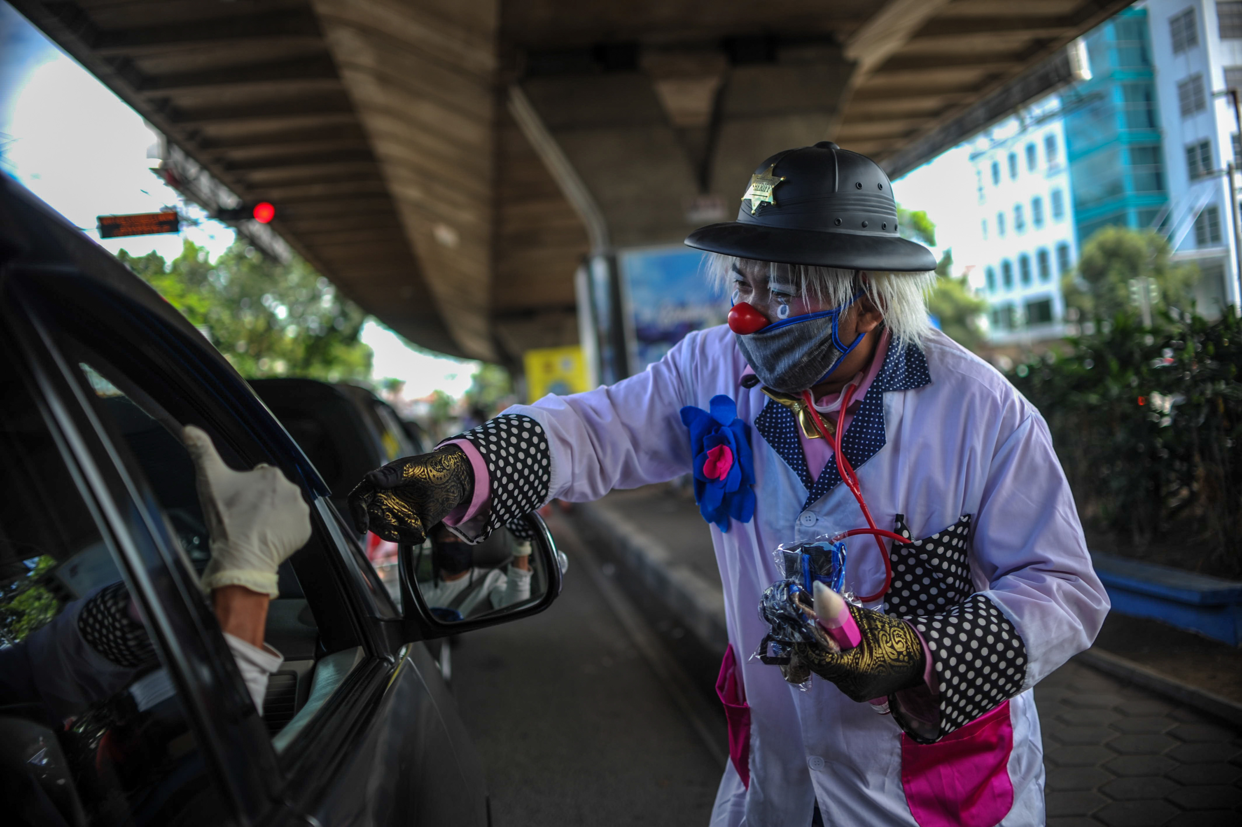 Badut Bagikan Masker di Bandung