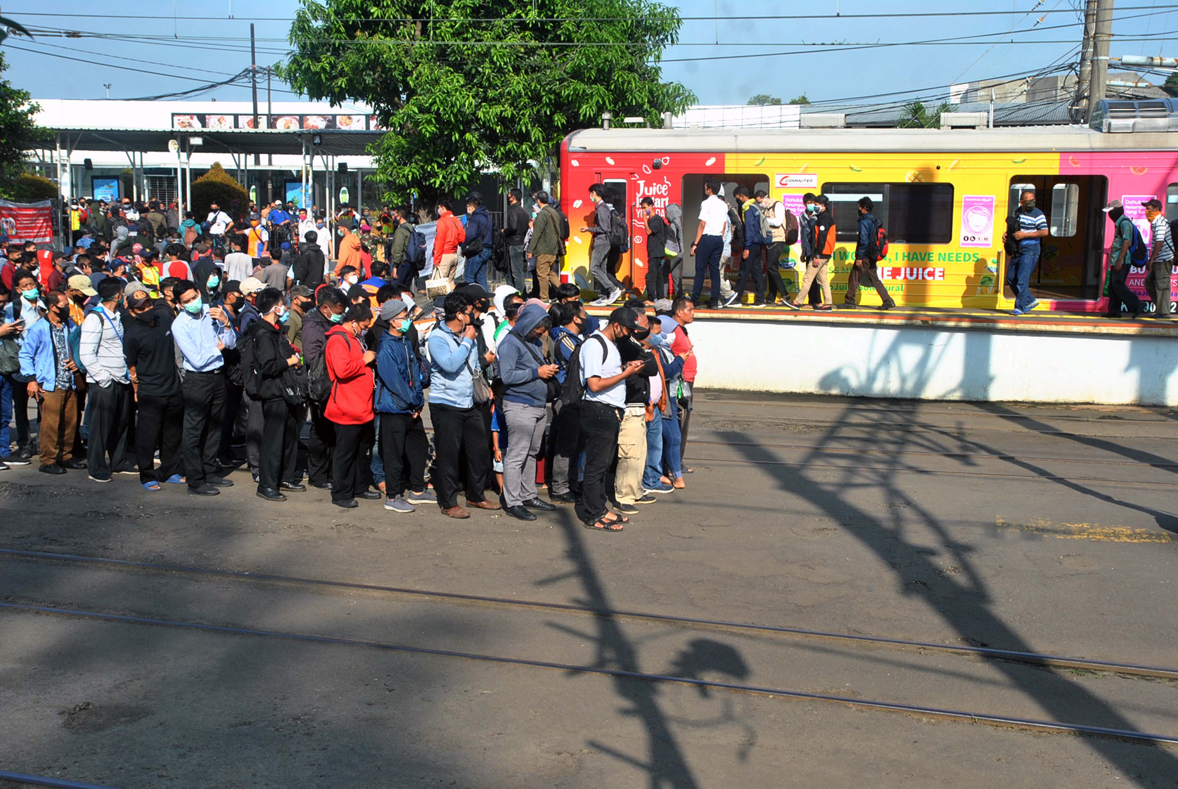 Penumpang Antre KRL Commuter di Bogor