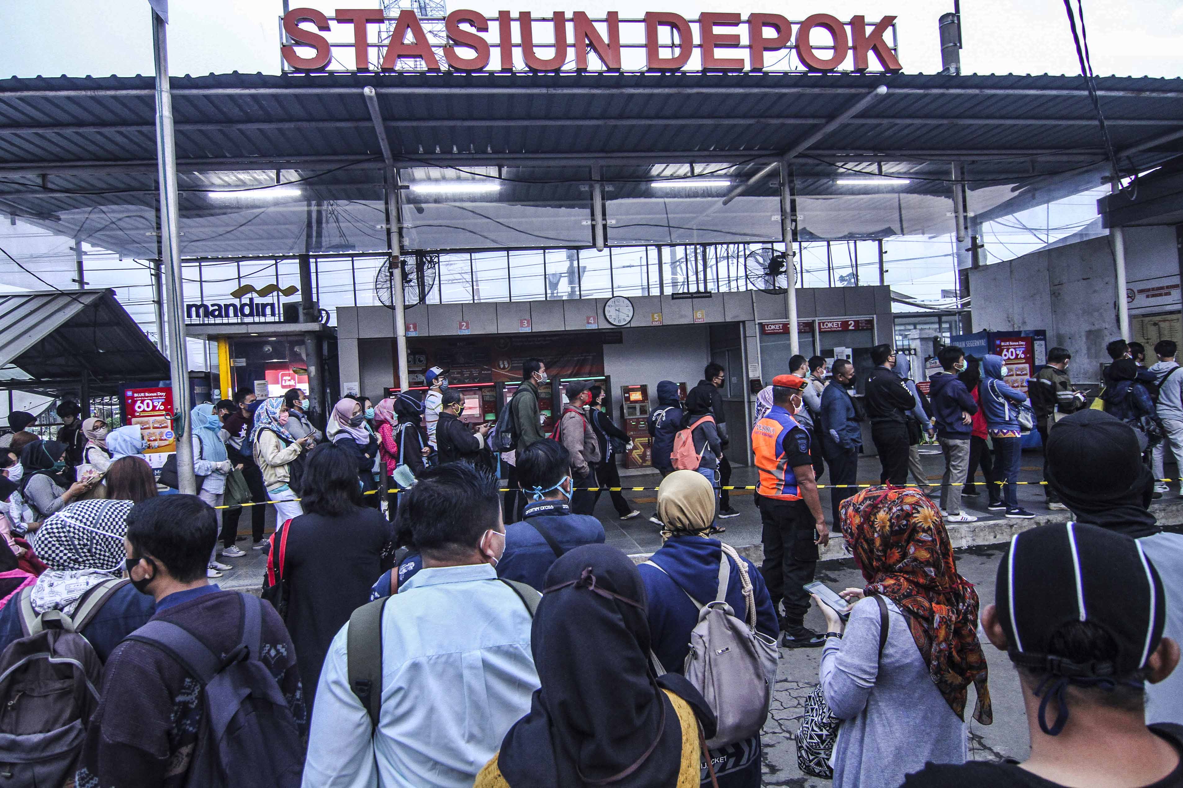 Antrean Commuter Line di Stasiun Depok Lama