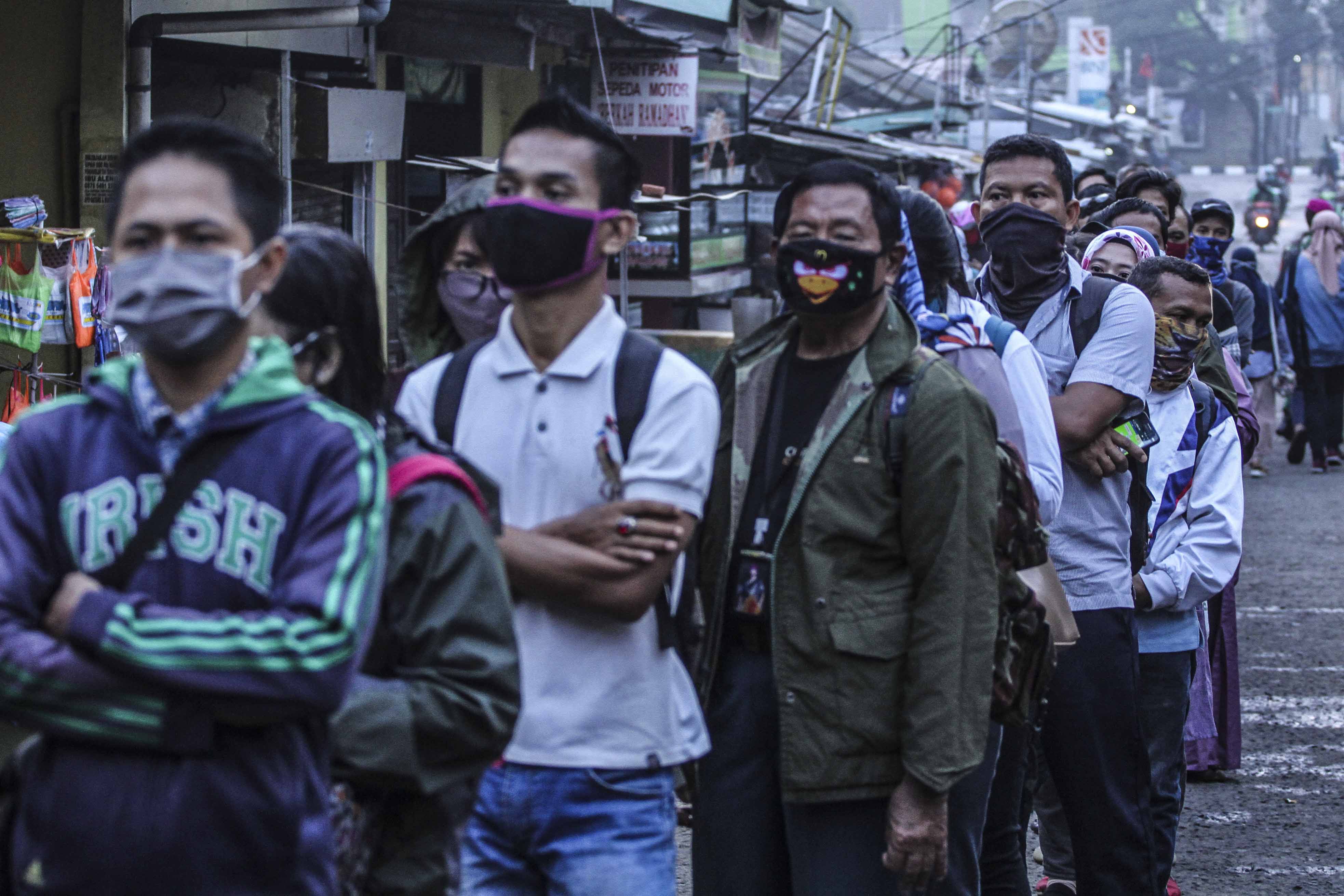 Antrean Commuter Line di Stasiun Depok Lama