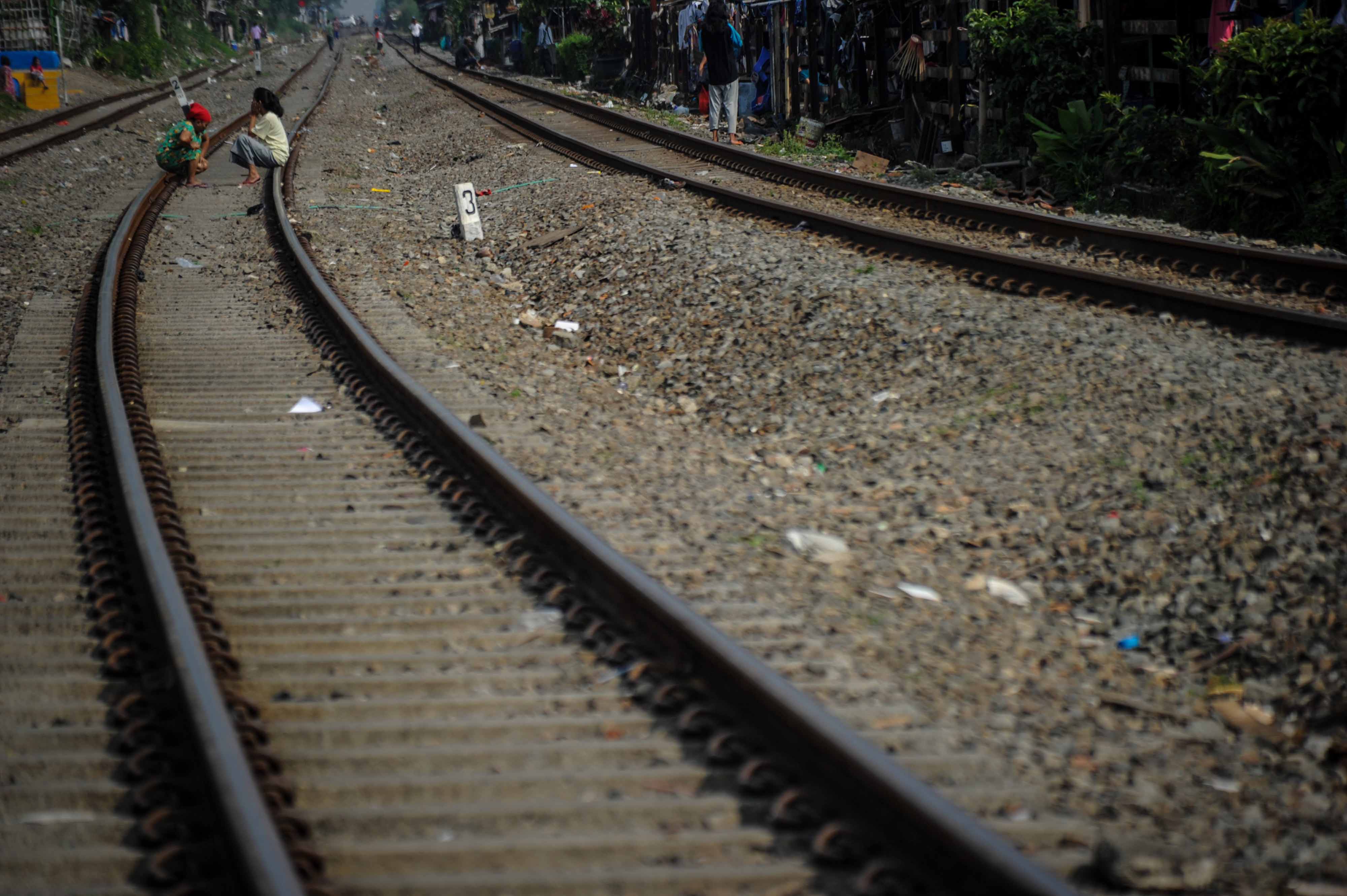 Berjemur di Rel Kereta Api