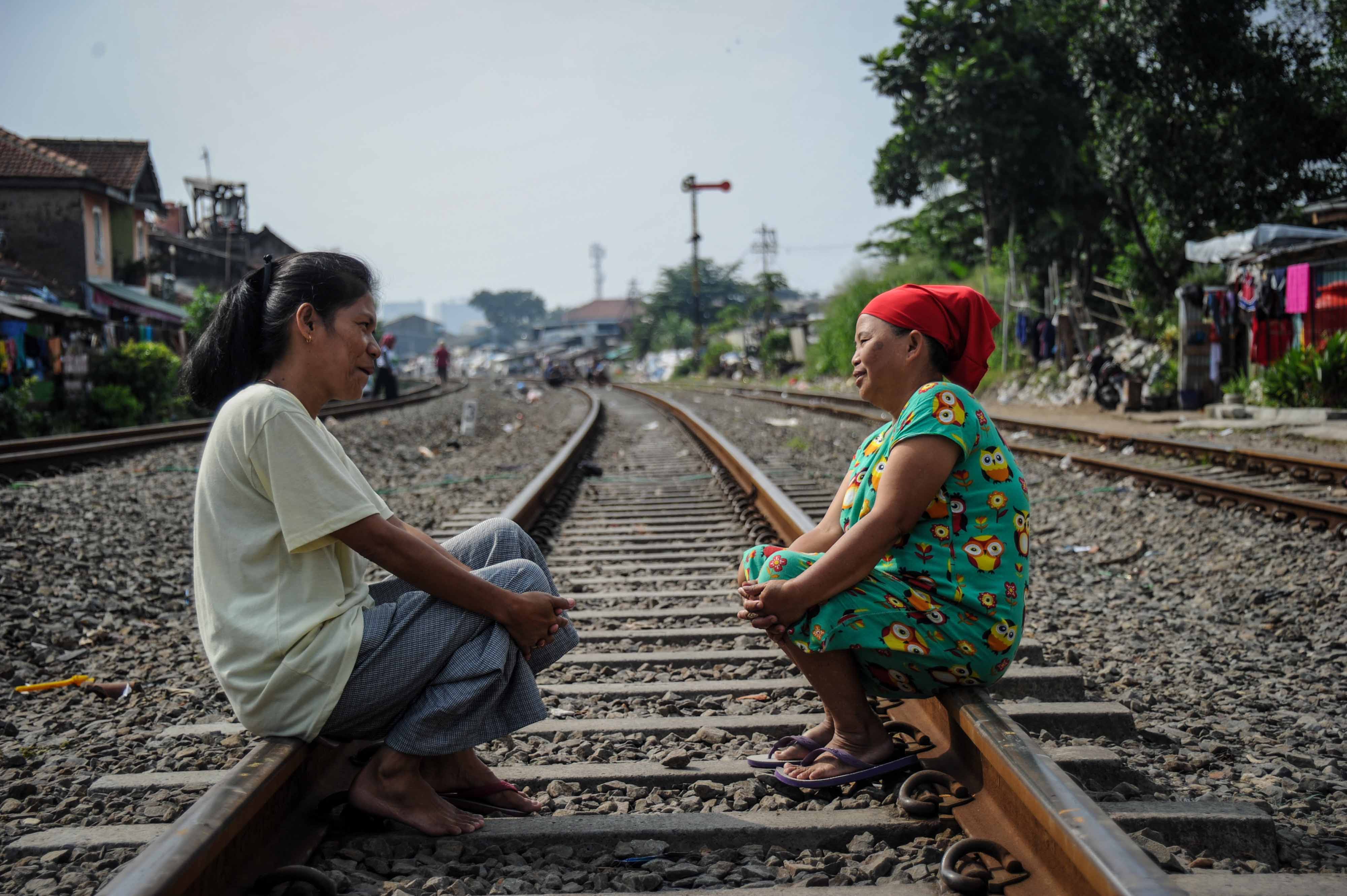 Berjemur di Rel Kereta Api